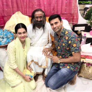 Payal Rohatgi Instagram - हम यहाँ पर उन trolls को जवाब दे रहे हैं जो मेरा मज़ाक़ उड़ा रहे हैं की मुझे प्रधान मंत्री के गांधी जी के १५० celebrations में नहीं बुलाया। तो हम उन trolls को यह कहना चाहते हैं कीं हम शायद हम हमारी ज़िंदगी में पहले RSS- Rashtriya Swayamsevak Sangh के chief को मिलना पसंद करेंगे या फिर @srisriravishankar जी को 😜 रही बात बालीवुड के Sonam kapoor types की जो प्रधान मंत्री को हिन्दु fundamentalist बुलाते हैं और फिर काम की आशा में गाँधीजी की फ़िल्म जो Raju Hirani बना रहे थे उसमें काम भी करते हैं और PM को मिलने भी आ जाते हैं जिन्हें वो #BalakotAirStrike के समय हिन्दु Fundamentalist पुकारते हैं। धन्य है बालीवुड hypocrisy का 🙏