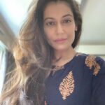 Payal Rohatgi Instagram - Kannada के superstar Puneet Rajkummar की मृत्यु के बाद उनके fans ने उस Dr. के ऊपर आरोप लगाया है जिन्होंने उनका treatment किया। बोहोत सारे social media के accounts #medicalnegligience इस शब्द का प्रयोग कर रहे थे जो Puneet Rajkummar के fans थे। बेंगलुरू police ने उस Dr. को अब police protection दी है और private hospital और nursing association ने कहा है कि #RightToPrivacy violate होता है उस इंसान का जिसकी मृत्यु हुई है अगर उसका परिवार मृत्यु का कारण नहीं बताना चाहता public को। मैं इतना कहना चाहती हूँ कि superstar और fans का जो रिश्ता है वो एक अलग ही रिश्ता है ।परिवार को वो रिश्ते को सम्मान देना पड़ेगा क्योंकि एक superstar एक public व्यक्ति है । अगर एक fit public व्यक्ति की मौत होती है और उसका कारण उसके fans को पता नहीं चलता और उनके fans ख़ुद उसके दुख में आत्महत्या करते हैं तो ये कहाँ का #RightToPrivacy है ??? और कहीं न कहीं fitness को भी target किया गया है क्योंकि अगर fit इंसान की मौत इस तरह से अचानक हो जाती है तो कारण जानना ज़रूरी है। जिस Dr. ने उनका इलाज किया अगर उन्होंने सही तरीक़े से इलाज किया है तो उन्हें किसी से भी डरने की ज़रूरत नहीं है और अगर उन्होंने कोई गलती की है तो उस गलती को सजा तो उन्हें मिलेगी चाहे fans दे, चाहे क़ानून दें, या भगवान दे 🙏 #payalrohatgi