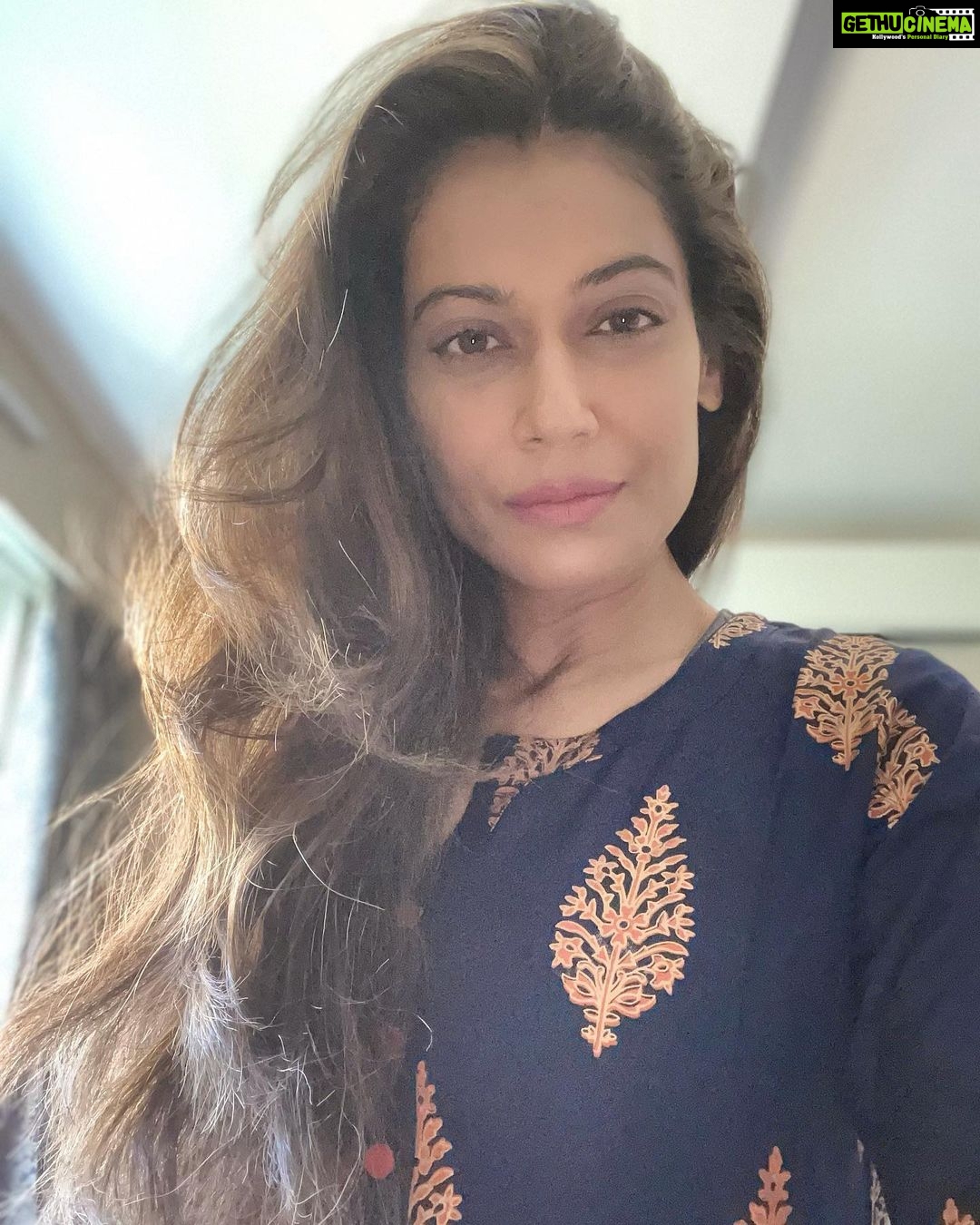 Payal Rohatgi Instagram - Kannada के superstar Puneet Rajkummar की मृत्यु के बाद उनके fans ने उस Dr. के ऊपर आरोप लगाया है जिन्होंने उनका treatment किया। बोहोत सारे social media के accounts #medicalnegligience इस शब्द का प्रयोग कर रहे थे जो Puneet Rajkummar के fans थे। बेंगलुरू police ने उस Dr. को अब police protection दी है और private hospital और nursing association ने कहा है कि #RightToPrivacy violate होता है उस इंसान का जिसकी मृत्यु हुई है अगर उसका परिवार मृत्यु का कारण नहीं बताना चाहता public को। मैं इतना कहना चाहती हूँ कि superstar और fans का जो रिश्ता है वो एक अलग ही रिश्ता है ।परिवार को वो रिश्ते को सम्मान देना पड़ेगा क्योंकि एक superstar एक public व्यक्ति है । अगर एक fit public व्यक्ति की मौत होती है और उसका कारण उसके fans को पता नहीं चलता और उनके fans ख़ुद उसके दुख में आत्महत्या करते हैं तो ये कहाँ का #RightToPrivacy है ??? और कहीं न कहीं fitness को भी target किया गया है क्योंकि अगर fit इंसान की मौत इस तरह से अचानक हो जाती है तो कारण जानना ज़रूरी है। जिस Dr. ने उनका इलाज किया अगर उन्होंने सही तरीक़े से इलाज किया है तो उन्हें किसी से भी डरने की ज़रूरत नहीं है और अगर उन्होंने कोई गलती की है तो उस गलती को सजा तो उन्हें मिलेगी चाहे fans दे, चाहे क़ानून दें, या भगवान दे 🙏 #payalrohatgi