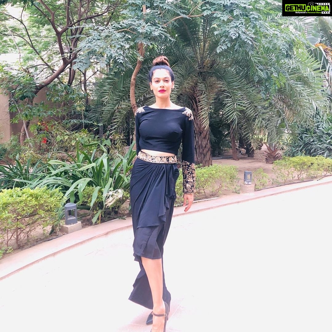 Payal Rohatgi Instagram - Ram Ram ji ЁЯЩП рдЬрд╛рддрд┐рд╡рд╛рдж рдкрд░ рднрд╛рд╖рдг рдХрд░рдгреЗ рд╕реЗ рдкрд╣рд▓реЗ рдЖрдкрдХреЗ рдХреНрдпрд╛ рд╡рд┐рдЪрд╛рд░ рд╣реИ ??? рд╢рд╛рд╣рдЬрд╣рд╛рдБрди рдХреЗ рдХрд╣рдиреЗ рдкрд░ рд╣рд╛рде рдЬреЛ рдХрд╛рдЯреЗ рдереЗ рддрд╛рдЬрдорд╣рд▓ рдмрдирд╛рдиреЗ рд╡рд╛рд▓реЗ рдореВрд░реНрддрд┐рдХрд╛рд░ рдХреЗ Shabana рдЬреА ЁЯдк рд╡рд░рдирд╛ рдЕрдкрдиреА рдХрд╝реМрдо рдХреА рд╕реЛрдЪ рдХреА рд░рдЦрд╡рд╛рд▓реА рдХрд░рдгреЗ рдХреЗ рдЪрдХреНрдХрд░ рдореЗрдВ рдЖрдк рдЙрд╕рдХрд╛ рднреА рд╕рдорд░реНрдерди рдХрд░рддреЗ ЁЯЩП With 3 Million followers #Intellectual and #Tolerant #ShabanaAzmi JI has blocked me after knowing of my existence. I never abused her but she doesnтАЩt like my #FOS ЁЯдк #PayalRohatgi #Repost @taaj_couture with @get_repost уГ╗уГ╗уГ╗ Stunner @payalrohatgi is wearing draped skirt and crop top hand embellished with dabka work @taaj_couture Crowne Plaza Ahmedabad City Centre