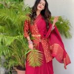 Payal Rohatgi Instagram - #KamleshTiwari के बहुत सारे videos viral हुए हैं उनकी मौत के बाद Social Media पर जहाँ वो Yogi सरकार और Modi सरकार पर आरोप लगा रहे हैं कि उनको सुरक्षा नहीं दी जा रही जिस प्रकार से उन्हें मिलनी चाहिए। २०१५ में उन्होंने मुस्लिम के भगवान के ऊपर आपत्ति जनक comments किए थे जिसके वजह से उनके ऊपर fatwa जारी किया था मौलानाओ ने जो ग़लत है क्यूँकि भारत में Sharia क़ानून नहीं है तो किसी को भी fatwa जारी करने का अधिकार नहीं है। हिन्दु होने के नाते UP police ने Kamlesh Tiwari को सुरक्षा नहीं दो जिसकी वजह से उनकी हत्या की गयी मुस्लिम द्वारा जो बहुत शर्मनाक है। हिन्दु अपनी सुरक्षा के लिए क्या करे ? ख़ुद अपनी security रखे ? और जो नेता नहीं रख सकते वो कहाँ जाए ??? उनको ऐसे ही मार दिया जाएगा ??? #payalrohatgi