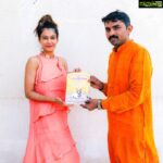 Payal Rohatgi Instagram - #ArfaKhanumSherwani जैसी भारतीय मुस्लिम जानबूच कर भारतीय मूसलीमस को भड़काना चाहती है यह कहकर की भारत के schools में मुस्लिम के ख़िलाफ़ नफ़रत फेलाई जाती है जबकि हमने देखा कि कैसे पाकिस्तान में बच्चों का प्रयोग किया जाता है नफ़रत हिंदुओं के ख़िलाफ़ फेलाने के लिए। हाल में एक video viral हुआ है जहां पाकिस्तानी बच्चे article ३७० के विरोध में गौ मास खाना और भारत पर आक्रमण करना यह video में कह रहे हैं। #SunniWakafBoard ने अपना हक़ भगवान राम के जन्मस्थान से वापिस ले लिया है जो हम समझते हैं सही फेसला है क्यूँकि कोर्ट का फेसला भी हिंदुओं के हक़ में होगा तो अपनी बेज़्ज़ती रोकने के लिए यह सही फेसला है। परंतु #Arfakhanum जैसी पाकिस्तानी agents उन्हें भडका रही हैं जो भूल गयी के पाकिस्तान पिछले महीने #Ghokti में #Blasphemy में हिंदू अध्ययाक को पिटा गया और गिरफ़्तार भी किया गया। पाकिस्तान में #Blasphemy साबित होने पर लोगों को death penalty भी मिलती है जबकि भारत में #PrashantKanojia जैसे लोग सनातन धर्म का मज़ाक़ उड़ाते हैं Freedom of Speech के चक्कर में। राम मंदिर तो ज़रूर बनेगा क्यूँकि यह १०० क्रोर हिंदुओं की आस्था का सवाल है। बस फ़र्क़ यह है कि हम हिंदू न्यालालय द्वारा फेसला चाहते है। #payalrohatgi
