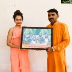 Payal Rohatgi Instagram - #ArfaKhanumSherwani जैसी भारतीय मुस्लिम जानबूच कर भारतीय मूसलीमस को भड़काना चाहती है यह कहकर की भारत के schools में मुस्लिम के ख़िलाफ़ नफ़रत फेलाई जाती है जबकि हमने देखा कि कैसे पाकिस्तान में बच्चों का प्रयोग किया जाता है नफ़रत हिंदुओं के ख़िलाफ़ फेलाने के लिए। हाल में एक video viral हुआ है जहां पाकिस्तानी बच्चे article ३७० के विरोध में गौ मास खाना और भारत पर आक्रमण करना यह video में कह रहे हैं। #SunniWakafBoard ने अपना हक़ भगवान राम के जन्मस्थान से वापिस ले लिया है जो हम समझते हैं सही फेसला है क्यूँकि कोर्ट का फेसला भी हिंदुओं के हक़ में होगा तो अपनी बेज़्ज़ती रोकने के लिए यह सही फेसला है। परंतु #Arfakhanum जैसी पाकिस्तानी agents उन्हें भडका रही हैं जो भूल गयी के पाकिस्तान पिछले महीने #Ghokti में #Blasphemy में हिंदू अध्ययाक को पिटा गया और गिरफ़्तार भी किया गया। पाकिस्तान में #Blasphemy साबित होने पर लोगों को death penalty भी मिलती है जबकि भारत में #PrashantKanojia जैसे लोग सनातन धर्म का मज़ाक़ उड़ाते हैं Freedom of Speech के चक्कर में। राम मंदिर तो ज़रूर बनेगा क्यूँकि यह १०० क्रोर हिंदुओं की आस्था का सवाल है। बस फ़र्क़ यह है कि हम हिंदू न्यालालय द्वारा फेसला चाहते है। #payalrohatgi