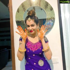 Payal Rohatgi Instagram - करवा चौथ मैं मानती हु क्यूँकि यह सनातन धर्म की ख़ूबसूरती है कि औरत अपने पति के लिए यमराज से भी लड़ने की शक्ति रखती है अगर उसकी आस्था सच्ची है 🙏 Regressive तो इसे frustrated औरतें कहती है 🙏 जन्मभूमि हमारी, राम हमारे, मस्जिद वाले कहाँ से आए 🤨 Middle East से घोड़ा भागते हुए और हिन्दुओ का धर्मपरिवर्तन करवाके 🙏 गुरु गोबिंद सिंह जी के बच्चों की हत्या करवायी और यह बाबर के वंशज है seculars 🙏 #MandirWahinBanayenge