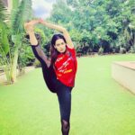 Payal Rohatgi Instagram - हाल में ही एक घटना हुई #AmityUniversity के दो छात्रों से साथ नामक #Harsh और #Madhav जिन्होंने एक लड़की #Komal को रास्ते पर ग़लत तरीक़े से गाड़ी लगाने से टोका था। उस लड़की ने २०-२५ लड़के बुलाकर यह दो लड़कों को पिटवाया और फिर molestation का झूठा case दर्ज कर दिया। कुछ दिन पहले हमने एक औरत का video देखा जो नशे की हालत में भारत सेना और police को गाली दे रही थी जब उसे टोका जा रहा था क्यूँकि नशे की हालत में उसने कुछ गाड़ीओ को ठोका था। Zaira Wasim का तो झूठा molestation का case सबको पता है और Tanushree Dutta का आरोप भी कैसे झूठा साबित हुआ था Nana Patekar के ऊपर वो भी सबको पता है। भारतीय नारी बहुत शक्तिशाली है परंतु कुछ भारतीय नारी थाली का बैंगन है जो west को copy करने के चक्कर में कहीं की नहीं रहती 🙏 #payalrohatgi #sportszone #yogaposes #yogagirl