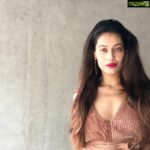 Payal Rohatgi Instagram - बहुत दिन से #SaveAarey propaganda हम देख रहे हैं भारत की Media में जो ४ groups द्वारा रचा गया ड्रामा है। पहले तो हम सब को बता से कि #Aarey एक forest नहीं है बल्कि government की ज़मीन है। यह ज़मीन पहले सरकार द्वारा #church को दी गयी थी और अब वापिस ले ली गयी है तो church पगला गया है। दूसरा funda है कि यह जो activists हैं #GretaThunberg के fans वो पड़े लिखे तो हैं नहीं क्यूँकि बॉलीवुड में अधिकतर अभिनेता और अभिनेत्री १० पास होते हैं। अब जब यह बॉलीवुड वाले खुद अपनी SUV से CO2 nature में डालते हैं तब कुछ नहीं परंतु आज की सरकार सामान्य mumbaikar के लिए metro बनाना चाहती हैं तो यह गंवार बॉलीवुड वाले tweet कर रहे हैं #SaveAarey 🙄 इसके इलावा कोई NGO #Vanshakti है जो #RoyalPalms का private ज़मीन सरकार को बदले में बेचकर पैसे कमाना चाहती है। और आख़िर में मुंबई मैं Elections हैं और राजनीति का षड्यंत्र भी हो रहा है। यह है सही कहानी #SaveAarey propaganda की 🙏