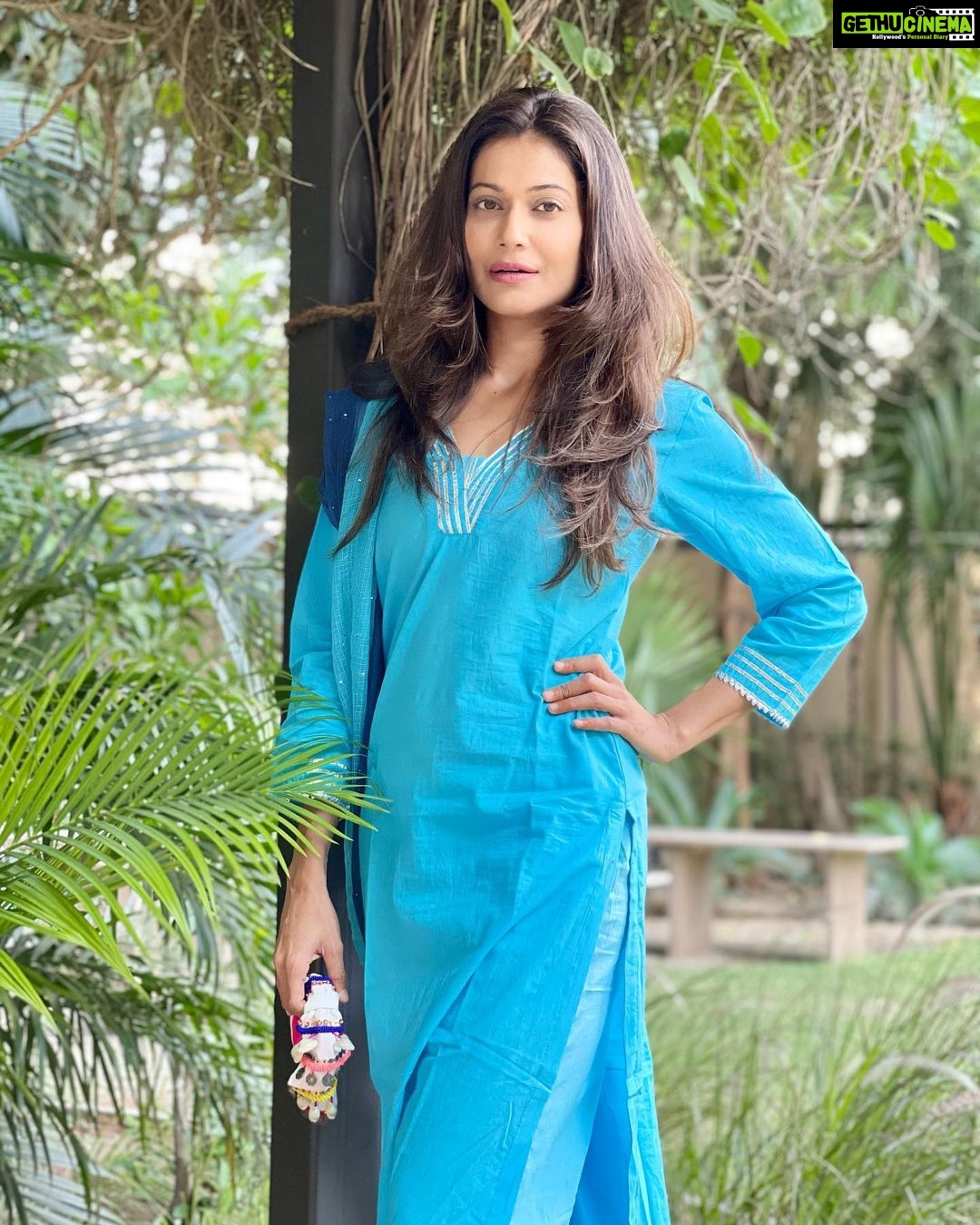 Payal Rohatgi Instagram - Rafale deal के ऊपर बातचीत करके मैंने अपना social media का सफ़र शुरू किया था जहाँ पर मैंने Modi Sarkar का समर्थन किया क्योंकि मैं देश की मज़बूती चाहती थी। अब कुछ ऐसा हुआ ज़िंदगी में की आज में दोनों ख़ेमों की बातें सुनकर जो सही लगे उसके साथ खड़े रहने में समझदारी मानती हूँ। अब रफेल deal के ऊपर कुछ नए काग़ज़ात public platform पर बाहर आए हैं जहाँ पर CBI और ED ने भ्रष्टाचार करने वाले लोगों के ऊपर कोई कार्रवाही नहीं करी ऐसा French portal Mediapart ने लिखा है । Sushen Gupta करके एक middleman है जिनका नाम इस French portal mediapart ने बताया है जिसने congress led UPA Sarkar से भी रिश्वत खाई और BJP led NDA Sarkar से भी रिश्वत खाई। अब इसके ऊपर CBI और ED को तहक़ीक़ात करनी चाहिए क्योंकि social media का ज़माना है। अगर आप ये कहते हैं कि congress चोरी कर रहा है तो आपको BJP की चोरी नज़रअंदाज़ नहीं कर सकते। चोरी चोरी होती है चाहे congress करे या BJP क्योंकि desh हमारा है और और desh की भलाई के लिए चोर को पहचानना ज़रूरी है चाहे वो चोर BJP में हो या congress में 🙏 #payalrohatgi