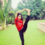Payal Rohatgi Instagram - हाल में ही एक घटना हुई #AmityUniversity के दो छात्रों से साथ नामक #Harsh और #Madhav जिन्होंने एक लड़की #Komal को रास्ते पर ग़लत तरीक़े से गाड़ी लगाने से टोका था। उस लड़की ने २०-२५ लड़के बुलाकर यह दो लड़कों को पिटवाया और फिर molestation का झूठा case दर्ज कर दिया। कुछ दिन पहले हमने एक औरत का video देखा जो नशे की हालत में भारत सेना और police को गाली दे रही थी जब उसे टोका जा रहा था क्यूँकि नशे की हालत में उसने कुछ गाड़ीओ को ठोका था। Zaira Wasim का तो झूठा molestation का case सबको पता है और Tanushree Dutta का आरोप भी कैसे झूठा साबित हुआ था Nana Patekar के ऊपर वो भी सबको पता है। भारतीय नारी बहुत शक्तिशाली है परंतु कुछ भारतीय नारी थाली का बैंगन है जो west को copy करने के चक्कर में कहीं की नहीं रहती 🙏 #payalrohatgi #sportszone #yogaposes #yogagirl