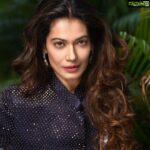 Payal Rohatgi Instagram - Imran Khan जी बहुत ज़्यादा बेवक़ूफ़ वाली speech दे रहे हैं अपने parliament में क्यूँकि उन्होंने Nazi ideology जो Hitler इस्तेमाल करता था Jews के ख़िलाफ़ उसका comparison किया है BJP/RSS की सोच से जो promote करती है सबका साथ, सबका विकास, सबका विश्वास 😉। इसलिए हमें लगता है की Khan कोई नशा कर रहे हैं। Khan को डर होगा कि अब भारत सरकार POJK और Gilgit-Baltistan को हासिल करेगी जो J&K state का ही हिस्सा थे।अब भारत देश के minority के ऊपर चिंता जताने वाले Imran Khan अपने देश में zero minority के ऊपर क्यूँ चिंता नहीं दिखते ? और क्या उनको पता है कि भारत में एक समुदाय के लोगों की आबादी इतनी बड़ रही है कि भारत के प्रधानमंत्री #PopulationControlLaw लाने का सोच रहे हैं 😉 । रही बात Nazism की वो तो रिश्ता रखती है मुस्लिम भाईचारे में क्यूँकि इसका सबूत एक लेखक AabhasMaldahiyar ने भी sources के साथ twitter पर share किया है। #payalrohatgi