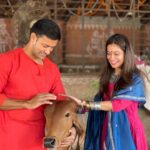 Payal Rohatgi Instagram - आज हरे कृष्ण मंदिर अहमदाबाद मे श्री श्री राधा माधव का आशीर्वाद लिया। साथ ही गौ माता की सेवा करके वहाँ के वरिष्ट संतों के साथ श्रीमद्भगवद गीता पर चर्चा की। #payalrohatgi #sangramsinghwrestler Sri Radha Madhav Mandir Bhadaj