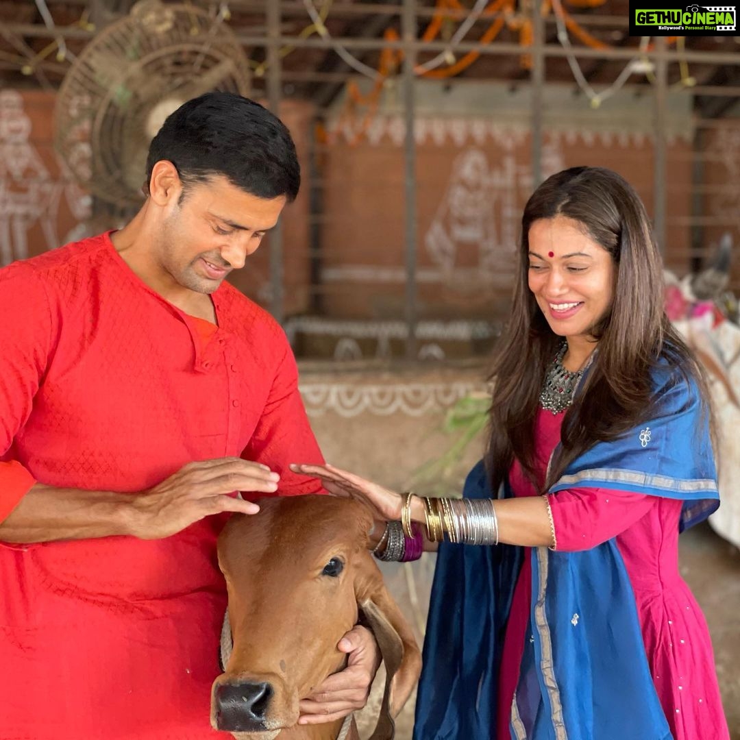 Payal Rohatgi Instagram - आज हरे कृष्ण मंदिर अहमदाबाद मे श्री श्री राधा माधव का आशीर्वाद लिया। साथ ही गौ माता की सेवा करके वहाँ के वरिष्ट संतों के साथ श्रीमद्भगवद गीता पर चर्चा की। #payalrohatgi #sangramsinghwrestler Sri Radha Madhav Mandir Bhadaj