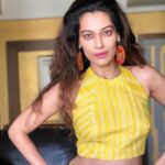 Payal Rohatgi Instagram - #Repost @theinspirespy with @get_repost ・・・ दुनियाँ में दो तरह के लोग होते है एक वो जो दुनियाँ के अनुसार खुद को बदल लेते है और दूसरे वो जो खुद के अनुसार दुनियाँ को बदल देते है। !! 🙏 @payalrohatgi . . Wearing @fashion_diaries09 . . Follow @theinspirespy Inquiries @sidsharma_tis . . @theinspirespy #theinspirespy #instadaily #instafit #instalove हम बात कर रहे हैं की, भारतीय सेना पर भी कुछ राजनीतिक पार्टी अपनी रोटी सेखना चाहते हैं।यह लोग #Pulwama के समय कहते थे कि भारत सरकार ने जल्द कोई steps क्यूँ नहीं लिया उसे रोकने के लिए और अब वो इतने सारे भारतीय सेना को देखकर कैश्मीर मैं कह रहे हैं कि डराने का महोल जानबूचकर बनाया जा रहा है भारत सरकार द्वारा 🧐। दोगलेपण की भी हद होती है। #Article35a एक ग़ैर क़ानूनी law है जिसे कोई feminists ने ये फिर कोई Dalit नेता ने विरोध नहीं किया।इसके अनुसार कोई J&K कि लड़की अगर J&K से बाहर के लड़के से शादी करती है तो उसका कोई right नहीं होता अपने परिवार की सम्पत्ति में।और अभी तक valmiki समुदाय के लोग जो पाक से १९५७ मैं कश्मीर में लाए गए थे उन्हें J&K कि नागरिकता नहीं मिली यह article कि वजह से। Mehbooba Mufti जैसी औरतें कहती है कि भारत सरकार को ज़मीन लोगों से ज़्यादा प्यारी है तो हम इतना कहना चाहते हैं की ज़मीन तो उनके क़ौम के लोगों को चाहिए थी वरना बँटवारा ही नहीं होता भारत का 🙏 Veena Malik जैसी भिखारी पाकिस्तानी actress जो एक समय भारत आयी थी काम की तलाश में वो भारतीय सेना को ग़लत कह रही है तो ऐसी औरत को मैं इतना कहूँगी की आप पहले यह ऊँगली अपने मौलवी को दिखाओ और पूछो की क्या आपके धर्म में यह सब औरतें कर सकती हैं😜 जो ख़ुद काँच के घरों में रहते हैं वो हमें lecture दे रहे हैं। कश्मीर ना पाकिस्तान का कभी हिस्सा था और ना कभी बन सकता है।