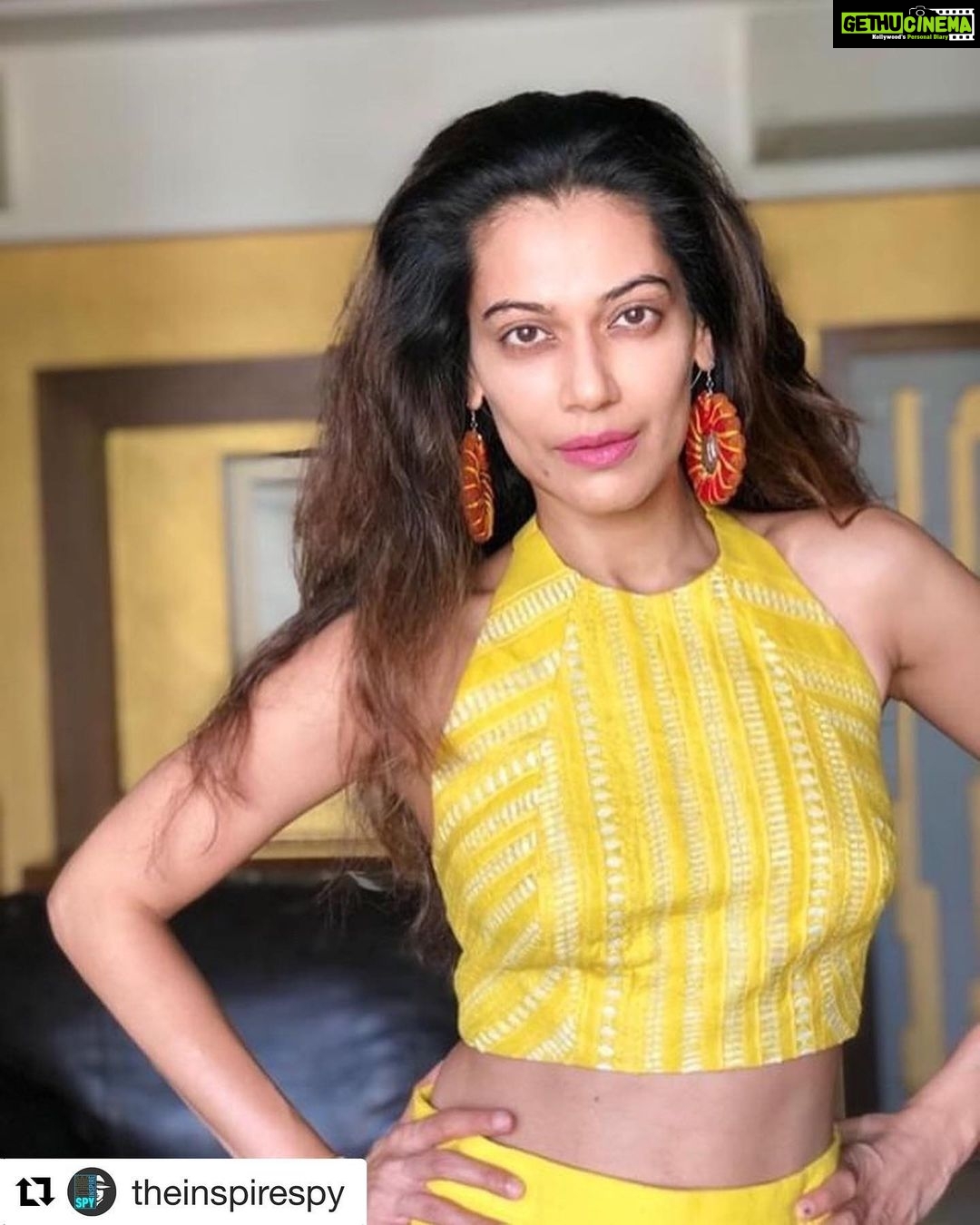Payal Rohatgi Instagram - #Repost @theinspirespy with @get_repost ・・・ दुनियाँ में दो तरह के लोग होते है एक वो जो दुनियाँ के अनुसार खुद को बदल लेते है और दूसरे वो जो खुद के अनुसार दुनियाँ को बदल देते है। !! 🙏 @payalrohatgi . . Wearing @fashion_diaries09 . . Follow @theinspirespy Inquiries @sidsharma_tis . . @theinspirespy #theinspirespy #instadaily #instafit #instalove हम बात कर रहे हैं की, भारतीय सेना पर भी कुछ राजनीतिक पार्टी अपनी रोटी सेखना चाहते हैं।यह लोग #Pulwama के समय कहते थे कि भारत सरकार ने जल्द कोई steps क्यूँ नहीं लिया उसे रोकने के लिए और अब वो इतने सारे भारतीय सेना को देखकर कैश्मीर मैं कह रहे हैं कि डराने का महोल जानबूचकर बनाया जा रहा है भारत सरकार द्वारा 🧐। दोगलेपण की भी हद होती है। #Article35a एक ग़ैर क़ानूनी law है जिसे कोई feminists ने ये फिर कोई Dalit नेता ने विरोध नहीं किया।इसके अनुसार कोई J&K कि लड़की अगर J&K से बाहर के लड़के से शादी करती है तो उसका कोई right नहीं होता अपने परिवार की सम्पत्ति में।और अभी तक valmiki समुदाय के लोग जो पाक से १९५७ मैं कश्मीर में लाए गए थे उन्हें J&K कि नागरिकता नहीं मिली यह article कि वजह से। Mehbooba Mufti जैसी औरतें कहती है कि भारत सरकार को ज़मीन लोगों से ज़्यादा प्यारी है तो हम इतना कहना चाहते हैं की ज़मीन तो उनके क़ौम के लोगों को चाहिए थी वरना बँटवारा ही नहीं होता भारत का 🙏 Veena Malik जैसी भिखारी पाकिस्तानी actress जो एक समय भारत आयी थी काम की तलाश में वो भारतीय सेना को ग़लत कह रही है तो ऐसी औरत को मैं इतना कहूँगी की आप पहले यह ऊँगली अपने मौलवी को दिखाओ और पूछो की क्या आपके धर्म में यह सब औरतें कर सकती हैं😜 जो ख़ुद काँच के घरों में रहते हैं वो हमें lecture दे रहे हैं। कश्मीर ना पाकिस्तान का कभी हिस्सा था और ना कभी बन सकता है।