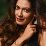 Payal Rohatgi Instagram - याद रखना हिन्दु, धर्म तुम्हारा घर है।जातियाँ सिर्फ़ अपने अपने कमरे हैं और कमरे तभी बने रहेंगे जब घर बना रहेगा। इतिहास का कोई भी पन्ना पलटकर देख लो जब जब हिन्दु बटा तब ख़त्म हुआ है। #ModiHaiToMumkinHai #PayalRohatgi #Repost @manthan_sarvasvaphotography with @get_repost ・・・ Elegance never goes out of style❤️Ft. @payalrohatgi . . . . . Outfit & jewellery @_littledesign_ Special thanks @dushyantravaldz @karangurjar5154 @iamvatsalmodi