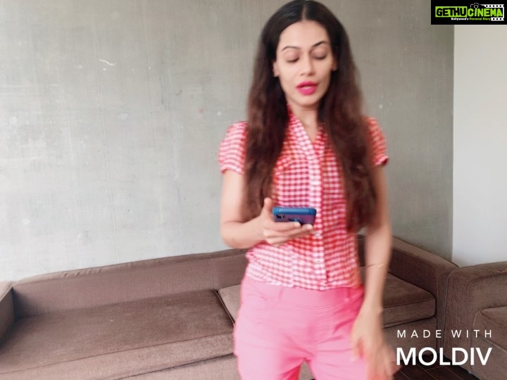Payal Rohatgi Instagram - एक दो दिन से मैंने #SakshiMishra जी के ऊपर हुए News channels के debate attend किए तो मुझे लगा की यह भारतीय मीडिया जानबूचकर यह मामले को उछाल रही थी क्यूँकि इसके हिन्दु लड़की थी और जातीवाद का ड्रामा।वो भूल जा रही थी की कि Sakhi का पति एक बदमाश क़िस्म का आदमी था। यह लोग #प्यार और #संस्कृति की headline से ड्रामा कर रहे थे और बार बार यह लड़कियों का video play कर रहे थे।मगर यह channel वाले भूल गए की madarsa में बंदूक़ मिली Bijnor, UP में, और एक मुज़्लिम आदमी ने अपनी बेटी से निकाह कर उसे गर्भवती बना दिया था।यह मुद्दों के ऊपर यह लोग awareness नहीं करना चाहते थे क्यूँकि यह हिन्दु विरोधी मामले नहीं थे 🙏 साथ में हम ने यह भी पड़ा की #KhushiParihar करके हिन्दु लड़की को उसके पति #AshrafSheikh ने मार दिया जिसने धर्म परिवर्तन करके उससे निकाह किया था। सनातन धर्म में बाप अपनी बेटी से ग़ुस्सा हो सकता है परंतु वो उसके साथ शारीरिक सम्बंध नहीं रखता।हमने TV debates में पुरुषों को रोते हुए देखा और अपनी बेटीओ से दरखास्त की कि वो उन्हें मले और ख़ुद अपने मुँह से बोले जो उन्होंने यह video में बोला है। यह दिखाता है हमारी संस्कृति और हमारी परवरिश 🙏