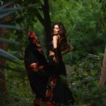 Payal Rohatgi Instagram - Clothes have No Religion 🤨 Clothes itself is Religion 😜 #LiberalsCantBullyMe #LiberalismIsAMentalDisorder #PayalRohatgi #StandwithKashmir @manthan_sarvasvaphotography @_littledesign_