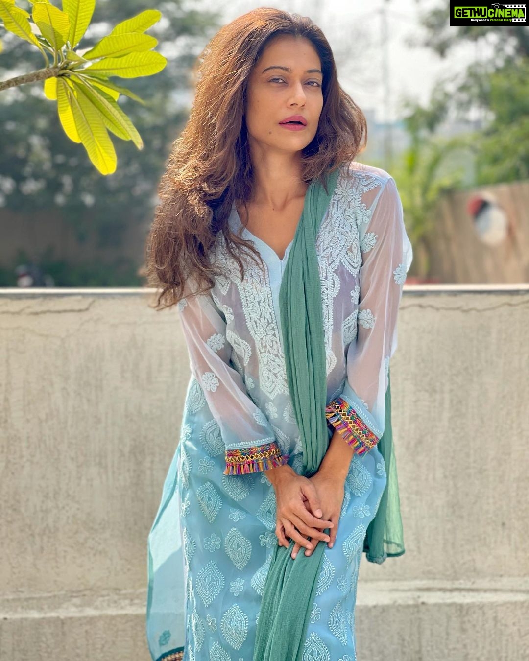 Payal Rohatgi Instagram - Kangana Ranaut के बयान के ऊपर बहुत सारे लोगों ने आपत्ति उठायी जब उन्होंने कहा कि Bharat को असली आज़ादी 2014 में मिली।Kangana Modi जी की भक्त हो सकती है, उनको Modi जी का नेतृत्व अच्छा लग सकता है परंतु Kangana ने जो बयान दिया वो इतिहास के ऊपर बयान था। ये बयान किताबें पढ़ने के बाद उनकी निजी सोच दर्शाता है और साथ साथ में कहीं ना कहीं ये सवाल भी उठता है कि जो वो कह रही है अगर वो सच है तो 2014 में क्या Bharat में कोई काग़ज़ sign करे जिसकी वजह से #transferofpower ख़त्म हो गया ??? जब #AtalBihariVajpayee इस देश के प्रधानमंत्री बने तब क्या #transferofpower था ??? जो सोच Kangana ने कही वो इतिहास का टॉपिक था परंतु VirDas अब US में जो कहकर आए जिसकी वजह से इतने लोगों ने उनके सोच की निंदा करी है वो सोच आज के Bharat की है, Bharath के इतिहास की नहीं । और आज का Bharath उन्होंने अपने सोच ke अनुसार एक धर्म के साथ जोड़ दिया है जो धर्म sanatana dharm है जहाँ पर औरतों की पूजा जाता है। परंतु Liberals के अनुसार Bharat एक सेक्युलर देश है तो अगर Bharat एक सेक्युलर देश है तो एक dharm की प्रथा का वर्णन करते हुए, आप बलात्कार को कैसे उस dharm के साथ जोड़ सकते हो ???? जब आतंक का कोई dharm नहीं है तो बलात्कार का dharm कैसे हो गया ??? Vir Das ने पहले भी अपनी rozi roti कमाने के चक्कर में hinduphobia फैलाया है hindu God- Goddess का मज़ाक़ उड़ाया है जो मुझे ग़लत लगता है और इसलिए VirDas की ये सोच आज के Bharat के बारे में कहीं न कहीं sanatana dharm को निशाना बनाकर Bharath की बदनामी अंतरराष्ट्रीय platform पर करके देश विरोधी और हिंदू विरोधी सोच दर्शाती है। 😍 #payalrohatgi