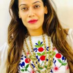 Payal Rohatgi Instagram - आज फिर से में आपके साथ ख़बर share करना चाहती हु जो हमें मिली हमारे office के number पे।बहुत सारे मुज़्लिम अभिनेता और अभिनेत्री ने हिन्दु नाम रखकर Bollywood में अपना career शुरू किया है। सबसे मशहूर नाम है #DilipKumar साहेब का जो #YusufKhan नाम रखते है real ज़िंदगी में। Jonny Walker, Madhubala, MeenaKumari, Villian Ajit यह सब नाम थे मुस्लिम लोगों के जिन्होंने नाम बदला बॉलीवुड में काम करने के लिए परंतु धर्म नहीं। सब से ज़्यादा आश्चर्य वाली बात है कि #JohnAbraham एक मुस्लिम है जिनका असली नाम #FarhanIbrahim है 🙏 ७० साल से यह actors अपनी identity छुपा रहे थे परंतु अब मामला बदल गया है क्यूँकि आज khan नाम रखना गर्व कि बात लगती है लोगों को। जो फ़िल्मों में hero मुज़्लिम हो और heroine हिन्दु उसे कहा जाता है कि funding आसानी से मिल जाती है। Anubhav Sinha जैसे directors को भी funding ऐसे ही मिलती है जो hinduphobic फ़िल्मे और झूठी फ़िल्म जैसे Article 15 बनाते है।कुछ लेखक जैसे Javed Akhtar जो hinduphobic हैं वो ज़्यादातर हिंदी फ़िल्म लिखते हैं जहाँ काफ़ी characters जैसे ईमानदार मुस्लिम और पाखंडी ब्राह्मण ऐसे किरदार आप काफ़ी समय से देखते आ रहे हैं। स्वागत है नए बॉलीवुड में जहाँ आप यह सच को देख सकते हैं 🙏 #payalrohatgi