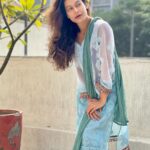 Payal Rohatgi Instagram - Kangana Ranaut के बयान के ऊपर बहुत सारे लोगों ने आपत्ति उठायी जब उन्होंने कहा कि Bharat को असली आज़ादी 2014 में मिली।Kangana Modi जी की भक्त हो सकती है, उनको Modi जी का नेतृत्व अच्छा लग सकता है परंतु Kangana ने जो बयान दिया वो इतिहास के ऊपर बयान था। ये बयान किताबें पढ़ने के बाद उनकी निजी सोच दर्शाता है और साथ साथ में कहीं ना कहीं ये सवाल भी उठता है कि जो वो कह रही है अगर वो सच है तो 2014 में क्या Bharat में कोई काग़ज़ sign करे जिसकी वजह से #transferofpower ख़त्म हो गया ??? जब #AtalBihariVajpayee इस देश के प्रधानमंत्री बने तब क्या #transferofpower था ??? जो सोच Kangana ने कही वो इतिहास का टॉपिक था परंतु VirDas अब US में जो कहकर आए जिसकी वजह से इतने लोगों ने उनके सोच की निंदा करी है वो सोच आज के Bharat की है, Bharath के इतिहास की नहीं । और आज का Bharath उन्होंने अपने सोच ke अनुसार एक धर्म के साथ जोड़ दिया है जो धर्म sanatana dharm है जहाँ पर औरतों की पूजा जाता है। परंतु Liberals के अनुसार Bharat एक सेक्युलर देश है तो अगर Bharat एक सेक्युलर देश है तो एक dharm की प्रथा का वर्णन करते हुए, आप बलात्कार को कैसे उस dharm के साथ जोड़ सकते हो ???? जब आतंक का कोई dharm नहीं है तो बलात्कार का dharm कैसे हो गया ??? Vir Das ने पहले भी अपनी rozi roti कमाने के चक्कर में hinduphobia फैलाया है hindu God- Goddess का मज़ाक़ उड़ाया है जो मुझे ग़लत लगता है और इसलिए VirDas की ये सोच आज के Bharat के बारे में कहीं न कहीं sanatana dharm को निशाना बनाकर Bharath की बदनामी अंतरराष्ट्रीय platform पर करके देश विरोधी और हिंदू विरोधी सोच दर्शाती है। 😍 #payalrohatgi
