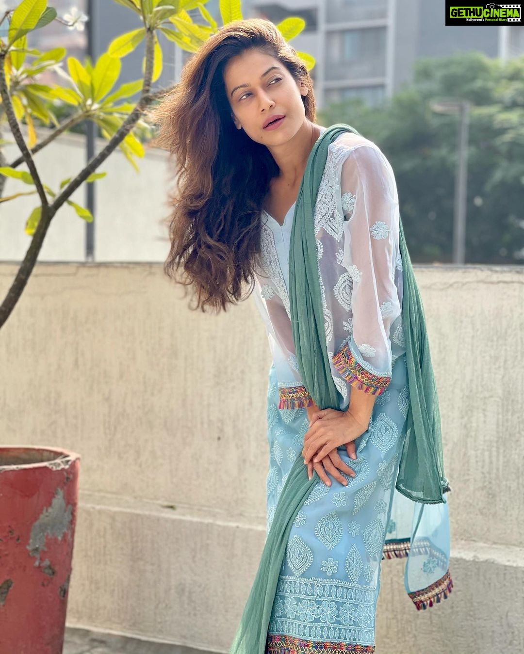 Payal Rohatgi Instagram - Kangana Ranaut के बयान के ऊपर बहुत सारे लोगों ने आपत्ति उठायी जब उन्होंने कहा कि Bharat को असली आज़ादी 2014 में मिली।Kangana Modi जी की भक्त हो सकती है, उनको Modi जी का नेतृत्व अच्छा लग सकता है परंतु Kangana ने जो बयान दिया वो इतिहास के ऊपर बयान था। ये बयान किताबें पढ़ने के बाद उनकी निजी सोच दर्शाता है और साथ साथ में कहीं ना कहीं ये सवाल भी उठता है कि जो वो कह रही है अगर वो सच है तो 2014 में क्या Bharat में कोई काग़ज़ sign करे जिसकी वजह से #transferofpower ख़त्म हो गया ??? जब #AtalBihariVajpayee इस देश के प्रधानमंत्री बने तब क्या #transferofpower था ??? जो सोच Kangana ने कही वो इतिहास का टॉपिक था परंतु VirDas अब US में जो कहकर आए जिसकी वजह से इतने लोगों ने उनके सोच की निंदा करी है वो सोच आज के Bharat की है, Bharath के इतिहास की नहीं । और आज का Bharath उन्होंने अपने सोच ke अनुसार एक धर्म के साथ जोड़ दिया है जो धर्म sanatana dharm है जहाँ पर औरतों की पूजा जाता है। परंतु Liberals के अनुसार Bharat एक सेक्युलर देश है तो अगर Bharat एक सेक्युलर देश है तो एक dharm की प्रथा का वर्णन करते हुए, आप बलात्कार को कैसे उस dharm के साथ जोड़ सकते हो ???? जब आतंक का कोई dharm नहीं है तो बलात्कार का dharm कैसे हो गया ??? Vir Das ने पहले भी अपनी rozi roti कमाने के चक्कर में hinduphobia फैलाया है hindu God- Goddess का मज़ाक़ उड़ाया है जो मुझे ग़लत लगता है और इसलिए VirDas की ये सोच आज के Bharat के बारे में कहीं न कहीं sanatana dharm को निशाना बनाकर Bharath की बदनामी अंतरराष्ट्रीय platform पर करके देश विरोधी और हिंदू विरोधी सोच दर्शाती है। 😍 #payalrohatgi