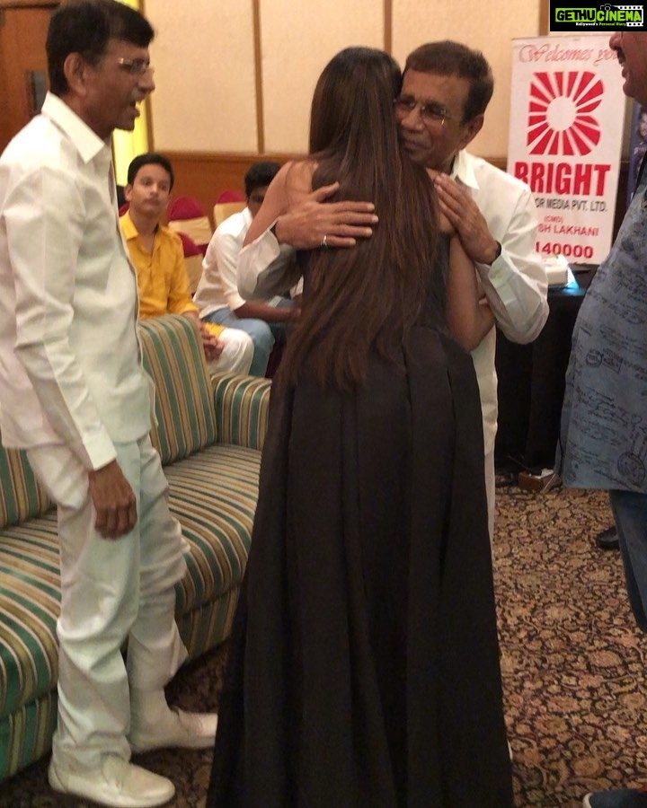 Payal Rohatgi Instagram - Love these good #IndianMuslims ЁЯЩП #AbassMustan Sir - #PayalRohatgi Attacking doctors in their workplace is a complete NO #MamtaBanerjee рд╣рдо рдХреБрдЫ рд╕рдордп рд╕реЗ рдпрд╣ рдкрдбрддреЗ рд╣реБрдП рдЖ рд░рд╣реЗ рдереЗ рдХрд┐ рдХреИрд╕реЗ рд╣рд┐рдВрджреБрдУ рдХреЛ target рдХрд┐рдпрд╛ рдЬрд╛ рд░рд╣рд╛ рд╣реИ Kolkotta рдореЗрдВ рдФрд░ #рдЬреИрд╢реНрд░реАрд░рд╛рдо рдмреЛрд▓рдиреЗ рд╡рд╛рд▓реЛ рдХреЛ рдЬреЗрд▓ рдореЗрдВ рдбрд╛рд▓рд╛ рдЬрд╛ рд░рд╣рд╛ рд╣реИред рдордЧрд░ рдЕрдм рддреЛ рд╣рдж рд╣реЛ рдЧрдпреА рд╣реИ рдХреНрдпреВрдБрдХрд┐ рдкрд╣рд▓реА рдмрд╛рд░ резреорек рд╕рд╛рд▓ рдореЗрдВ Medical College Kolkotta рдХреЛ рдмрдВрдж рдХрд░ рджрд┐рдпрд╛ рдЧрдпрд╛ рд╣реИ рдЬреЛ рднрд╛рд░рдд рдХрд╛ рдкрд╣рд▓рд╛ medical college рдерд╛ред рдпрд╣ рдЗрд╕рд▓рд┐рдП рдХреНрдпреВрдБрдХрд┐ рд╡рд╣рд╛рдБ рдХреЗ рдПрдХ hospital рдХреЗ рдбрд╛рдХреНрдЯрд░ #ParibahaMukherjee рдХреЛ реирежреж рдЧреБрдВрдбреЛ рдиреЗ рдкрд┐рдЯрд╛ рдХреНрдпреВрдБрдХрд┐ рдЙрд╕рдХреЗ рд╣рд╛рдереЛ рд╕реЗ рдПрдХ ренрел рд╕рд╛рд▓ рдХреЗ рдмреБрдЬрд╝реБрд░реНрдЧ рдЗрдВрд╕рд╛рди Mohammed Shahid рдХрд╛ рджреЗрд╣рд╛рдВрдд рд╣реЛ рдЧрдпрд╛ рдЬреЛ рдХрд╛рдлрд╝реА serious condition рдореЗрдВ hospital рд▓рд╛рдпрд╛ рдЧрдпрд╛ рдерд╛ред рдЕрдЧрд░ рдбреЙрдХреНрдЯрд░ рд╕реЗ рд▓рд╛рдкрд░рд╡рд╛рд╣реА рд╣реБрдИ рд╣реИ рддреЛ рдЖрдк police complaint рдХрд░реЗ рдордЧрд░ рдЖрдк рдЧреБрдВрдбреЛ рд╕рд╣рд┐рдд рдбреЙрдХреНрдЯрд░ рдХреЛ рдЬрд╛рди рд╕реЗ рдорд╛рд░рдиреЗ рдХреА рдХреЛрд╢рд┐рд╢ рдХреИрд╕реЗ рдХрд░ рд╕рдХрддреЗ рд╣реИ? рдпрд╣ рдХреЛрдИ law & order рдХреА рдкрд░рд┐рднрд╛рд╖рд╛ рдирд╣реАрдВ рд╣реИред #MamtaBanerjee doctors рдХреЛ рдзрдордХреА рджреЗ рд░рд╣реА рд╣реИ рдХрд┐ рд╡реЛ рдХрд╛рдо рдкреЗ рд▓реМрдЯ рдЬрд╛рдП рдЬрдмрдХрд┐ рд╕рдм doctors рдиреЗ strike рдХреА рд╣реИ рдпрд╣ рд╣рдорд▓реЗ рдХреА рд╡рдЬрд╣ рд╕реЗред WB рдХреА CM рдЧреБрдВрдбреЛ рдХреЛ рдкрдХрдбрд╝рдиреЗ рдХрд┐ рдмрдЬрд╛рдп doctors рдХреЛ рдзрдордХреА рджреЗ рд░рд╣реА рд╣реИ ЁЯдиред рд╕рд╣реА рдордИрдиреЗ рдореЗрдВ Mamta Banerjee рдХреЛ рдорд╛рдирд╕рд┐рдХ рд╕рд╣реНрдпрддрд╛ рдХреА рдЬрд╝рд░реВрд░рдд рд╣реИред рднрд╛рд░рдд рдХреЗ рдкреНрд░рдзрд╛рдирдордВрддреНрд░реА рдФрд░ home minister рдХреЛ рдХреБрдЫ рдХрд░рдирд╛ рдЪрд╛рд╣рд┐рдП рдпрд╣ рдмрд┐рдЧрдбрд╝рддреА рд╣реБрдИ law & order рдХреА рдЦрд╝рд░рд╛рдм рд╕реНрдерд┐рддрд┐ рдХреЛ рдмрдЪрд╛рдиреЗ рдХреЗ рд▓рд┐рдП ред The Club Mumbai