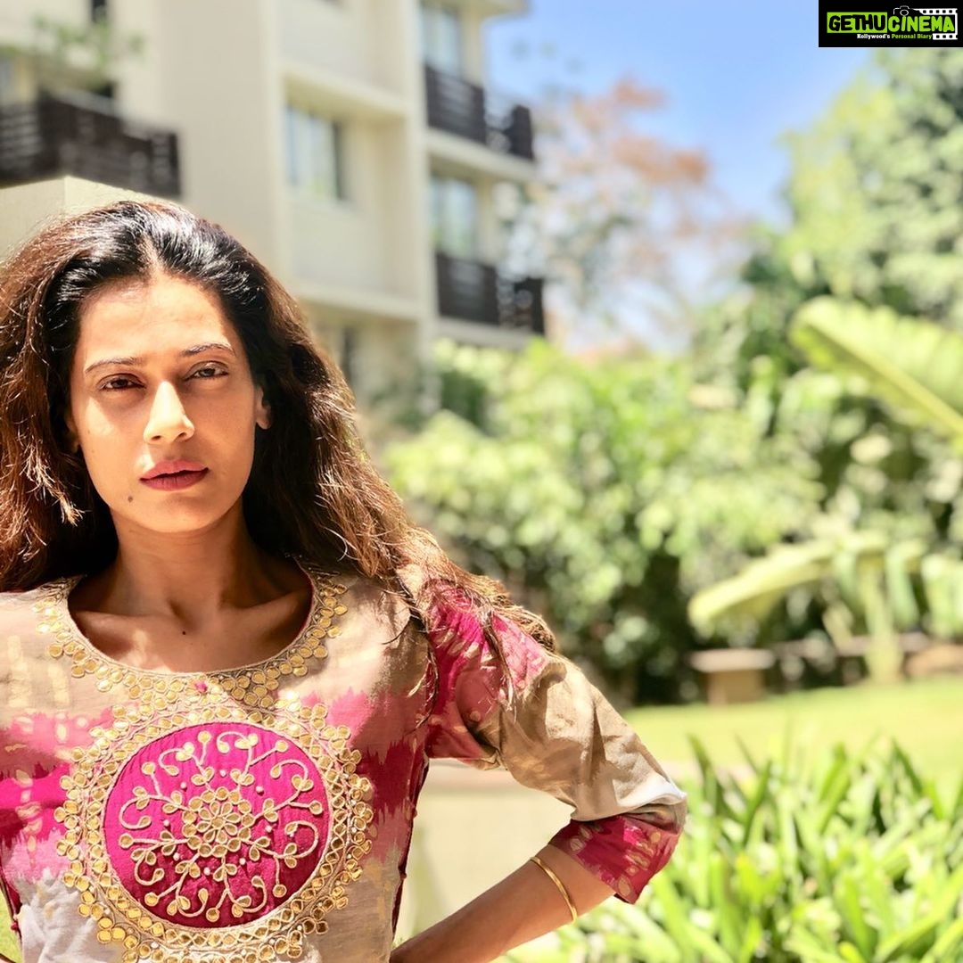 Payal Rohatgi Instagram - यहाँ पर हम बात करते हैं कि दुनिया में चार प्रकार के लोग होते हैं और यह जो चार प्रकार के लोग होते हैं वो सनातन धर्म के चार varna मैं समा जाते हैं। #BrahminVarna : यह लोग ज़िन्दगी की हर मुश्किल अपने दिमाग़ से सुलझाते हैं। वो होते हैं professors, scientists, saints, जैसे लोग। यह लोग सिर्फ़ knowledge के भूखे होते है। जैसे Chanakya, Ramanujan, Einstein, etc #KshtriyaVarna : यह लोग ज़िन्दगी की हर मुश्किल अपनी शक्ति से सुलझाते है इसलिए अपने शरीर पे काम करते हैं। यह एक शक्तिशाली organisation का हिस्सा होते हैं या फिर राजनीति से भी जुड़े हो सकते हैं। इनके उदाहरण Trump, Chandragupta, Pandava, Hitler, Napolean, etc #VaishyaVarna : यह वर्ग के लोग लेन-देन में अपनी ज़िन्दगी का रहस्य छुपाए रखते हैं और पैसों से अधिक प्यार रखते हैं। यह पैसों द्वारा बुद्धिविज लोग और शक्तिशाली लोगों को अपने अनुसार चलाने की कोशिश भी करते हैं। जैसे Ambani, Tata, Birla, etc #ShudraVarna : यह वर्ग के लोग अपनी ज़िन्दगी गुज़ारते हैं दूसरों की सेवा करके और यह करने में उनको पैसे मिलते हैं तो भी ठीक होता हैं उनके लिए और कुछ लोग मुफ़्त में भी सेवा करते हैं। जैसे Mother Teresa, Sister Nivedita etc अब #LawofKarma का मतलब सबकुछ जो हम consciously, subconsciously और unconsciously करते हैं। जब हम मर जाते हैं तो यह सब एक seed में समा जाता है और यह seed of karma हमारी अगली ज़िंदगी का blueprint बनता है जिसे हम #Sanchita भी कह सकते हैं। एक Atma जिसमें कोई ख़ास Sanchita हो वो फिर से जनम ले रही हो तब वो उस कोख की तलाश में होती है जो उसकी इन Sanchita से मिलती जुलती हो। इसलिए इस ख़ास system द्वारा Atma एक सही घर अपने लिए चुनती है।और इसी तरह अगर एक soul ने बार बार एक ही varna में जनम लिया तो फिर वो उस Varna के सारे संस्कार में माहिर हो जाता है। और इस वजह से पहले समय साधु कहते थे की पति और पत्नी एक varna के हो तो उनका बच्चा वो varna के संस्कारो में माहिर हो जाता है। परंतु कभी atma दूसरे varna में भी जनम ले सकती है कोई कारण वर्ष। जैसे अगर आप एक किसान के घर पैदा हुई तो ज़रूरी नहीं आप Shudra Varna के हैं क्यूँकि शायद आपके पिताजी ने खेती का काम कोई मजबूरी से लिया भी हो सकता है। कुछ बार कुछ लोग एक दूसरे से मिलने के लिए कुछ अलग varna में पैदा भी होते हैं। जैसे हमने अपने roots से नाता तोड़ा हम अधर्म की तरफ़ जाने लगे और Varna system को भूल कर उसे Caste System बना दिया 🙏