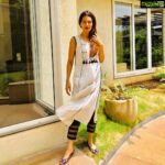 Payal Rohatgi Instagram - मैंने अभी तक Ajaz के ख़िलाफ़ police complaint file नहीं किया क्यूँकि में मुंबई से भार हु और में देखना चाहती थी कि भारत में रहने वाले भारतीय लोगों को देश की अखंडता के बारे में पड़ी है की नहीं 🙏 में Indian Media के दोगलेपण को भी देखना चाहती थी जिसको Kangana Ranauat जैसी अभिनेत्री ने देशद्रोही कहा अपनी नयी फ़िल्म की press conference में। मुंबई police के twitter ने मुझे ब्लाक किया उस पे भी कुछ news outlet जैसे iDiva ने मुझे बुरा भला कहा तो में उनके लिए यह video बना रही हु। पायल रोहतगी के अस्तित्व के बारे में भारत की feminists को नहीं पड़ी मगर भारत की अखंडता के बारे में भी नहीं पड़ी यह तो बहुत बुरी बात है ना।में इतने दीनो से चुप थी जब कि उसने मेरे लिए अपशब्द का इस्तेमाल किया है क्यूँकि में उसके परिवार के बारे में सोच रही थी परंतु उसने मुझसे माफ़ी नहीं माँगी अभी तक और ना ही उसको मेरे परिवार के बारे में पड़ी है। अगर दूसरे दिन मैंने Ajaz जैसे के ख़िलाफ़ complaint करी होती तो आप मुझे ही publicity hungry औरत कहते। अब बात करते हैं भारत की Feminists, Swara Bhasker, Sonam Kapoor, Shabana Azmi जी भी जिनके ख़िलाफ़ मैंने बहुत videos बनाए हैं क्यूँकि इनकी सोच से सहमत नहीं हु काफ़ी बार। परंतु इन्होंने भी अभी तक Ajaz के विडीओ के ख़िलाफ़ नहीं कुछ बोला है जो आश्चरिया जनक है। Shabana जी के लिए मैंने अपशब्द का प्रयोग नहीं किया और Ajaz झूट बोल रहा है अपने विडीओ में। Swara के अस्तित्व के ऊपर भी मैंने comment नहीं किया जबकि मैं उसकी सोच से सहमत नहीं होती बहुत बार। Sonam के पिताजी वोहि प्रधानमंत्री के swearing in ceremony में जाते हैं जिसे वो एक fundamentalist कहती है।Gul Panang जी के साथ मैंने एक फ़िल्म की है और वो #Aap party की समर्थक है की क्या वो मुझे support करती है यह मामले में ? #payalrohatgi @beindiofficial