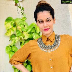 Payal Rohatgi Instagram - आज में आपके साथ बात करना चाहती हु कि दो दिन पहले #ChandniChowk के अंदर माँ दुर्गा के १०० साल पुराने मंदिर के बारे में जिसे destroy किया गया एक mob द्वारा जो अल्लाह हु अकबर के नारे लगा रहा था।आज पता चला कि कैसे parking issue के ऊपर के यह पूरी तोड़ फोड़ हुई है। कुछ दिन पहले Bengal के अंदर एक बुज़ुर्ग मुस्लिम आदमी की मौत होती है हॉस्पिटल में और truck भरकर २०० जितने मुस्लिम लोग आते हैं और doctors को पिटने लगते है और अब Delhi में parking issue पे यह मुस्लिम लोग हिन्दु मंदिर को तोड़ते हैं ? तो आज के बाद यह #DaraHuaMusalman tagline liberals को बेचना बंद कर देना चाहिए 🙏 १९९० में कश्मीर में ज़बरदस्ती हिंदुओ को निकलना और अब यह करना २०१९ में Bengal और Delhi में ग़लत है। हिन्दु जो पाकिस्तान और बांग्लादेश में ना के बराबर हैं और मुज़्लिम जो भारत में अपनी आबादी बड़ाते जा रहे है यह डरा हुआ ड्रामा अब नहीं चलेगा। अगर आप के साथ ग़लत हुआ है तो आप police station जाइए परंतु क़ानून को हाथ में लेना यह कौन सा खेल है secular भारत में minority का 🤨। डरा हुआ आज हिंदुस्तानी है हिंदुस्तान में। हमने पहले भी information share करी है कि कैसे हिन्दु मंदिर और jain मंदिर को तोड़कर मस्जिद बनाया गया जब मुग़ल invasion हो रहा था और पूरे विश्व में churches को भी तोड़ा गया mosque बनाने के किए। आज में हिन्दु होने के नाते सरकार से सुरक्षा माँगती हु हिन्दु मंदिर और हिन्दु लोगों की क्यूँकि हम हिन्दु के पास हिंदुस्तान के ऐलवा और कोई देश नहीं है रहने के लिए 😡🙏 #payalrohatgi