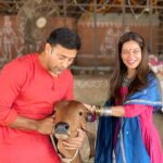 Payal Rohatgi Instagram - आज हरे कृष्ण मंदिर अहमदाबाद मे श्री श्री राधा माधव का आशीर्वाद लिया। साथ ही गौ माता की सेवा करके वहाँ के वरिष्ट संतों के साथ श्रीमद्भगवद गीता पर चर्चा की। #payalrohatgi #sangramsinghwrestler Sri Radha Madhav Mandir Bhadaj