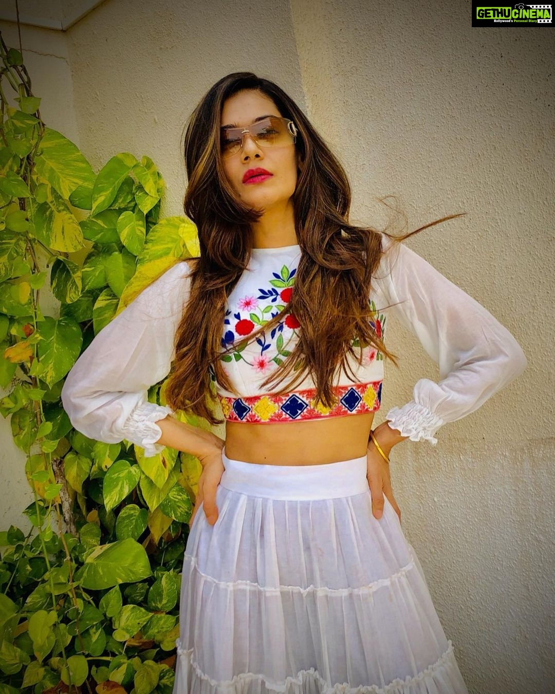 Payal Rohatgi Instagram - आज फिर से में आपके साथ ख़बर share करना चाहती हु जो हमें मिली हमारे office के number पे।बहुत सारे मुज़्लिम अभिनेता और अभिनेत्री ने हिन्दु नाम रखकर Bollywood में अपना career शुरू किया है। सबसे मशहूर नाम है #DilipKumar साहेब का जो #YusufKhan नाम रखते है real ज़िंदगी में। Jonny Walker, Madhubala, MeenaKumari, Villian Ajit यह सब नाम थे मुस्लिम लोगों के जिन्होंने नाम बदला बॉलीवुड में काम करने के लिए परंतु धर्म नहीं। सब से ज़्यादा आश्चर्य वाली बात है कि #JohnAbraham एक मुस्लिम है जिनका असली नाम #FarhanIbrahim है 🙏 ७० साल से यह actors अपनी identity छुपा रहे थे परंतु अब मामला बदल गया है क्यूँकि आज khan नाम रखना गर्व कि बात लगती है लोगों को। जो फ़िल्मों में hero मुज़्लिम हो और heroine हिन्दु उसे कहा जाता है कि funding आसानी से मिल जाती है। Anubhav Sinha जैसे directors को भी funding ऐसे ही मिलती है जो hinduphobic फ़िल्मे और झूठी फ़िल्म जैसे Article 15 बनाते है।कुछ लेखक जैसे Javed Akhtar जो hinduphobic हैं वो ज़्यादातर हिंदी फ़िल्म लिखते हैं जहाँ काफ़ी characters जैसे ईमानदार मुस्लिम और पाखंडी ब्राह्मण ऐसे किरदार आप काफ़ी समय से देखते आ रहे हैं। स्वागत है नए बॉलीवुड में जहाँ आप यह सच को देख सकते हैं 🙏 #payalrohatgi