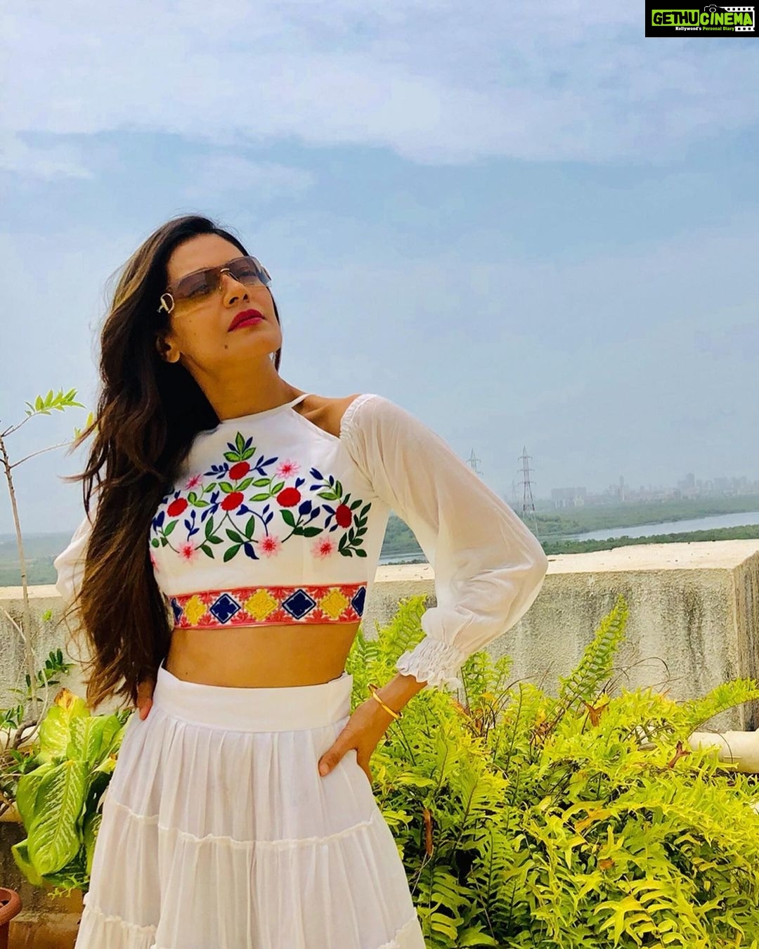 Payal Rohatgi Instagram - आज फिर से में आपके साथ ख़बर share करना चाहती हु जो हमें मिली हमारे office के number पे।बहुत सारे मुज़्लिम अभिनेता और अभिनेत्री ने हिन्दु नाम रखकर Bollywood में अपना career शुरू किया है। सबसे मशहूर नाम है #DilipKumar साहेब का जो #YusufKhan नाम रखते है real ज़िंदगी में। Jonny Walker, Madhubala, MeenaKumari, Villian Ajit यह सब नाम थे मुस्लिम लोगों के जिन्होंने नाम बदला बॉलीवुड में काम करने के लिए परंतु धर्म नहीं। सब से ज़्यादा आश्चर्य वाली बात है कि #JohnAbraham एक मुस्लिम है जिनका असली नाम #FarhanIbrahim है 🙏 ७० साल से यह actors अपनी identity छुपा रहे थे परंतु अब मामला बदल गया है क्यूँकि आज khan नाम रखना गर्व कि बात लगती है लोगों को। जो फ़िल्मों में hero मुज़्लिम हो और heroine हिन्दु उसे कहा जाता है कि funding आसानी से मिल जाती है। Anubhav Sinha जैसे directors को भी funding ऐसे ही मिलती है जो hinduphobic फ़िल्मे और झूठी फ़िल्म जैसे Article 15 बनाते है।कुछ लेखक जैसे Javed Akhtar जो hinduphobic हैं वो ज़्यादातर हिंदी फ़िल्म लिखते हैं जहाँ काफ़ी characters जैसे ईमानदार मुस्लिम और पाखंडी ब्राह्मण ऐसे किरदार आप काफ़ी समय से देखते आ रहे हैं। स्वागत है नए बॉलीवुड में जहाँ आप यह सच को देख सकते हैं 🙏 #payalrohatgi