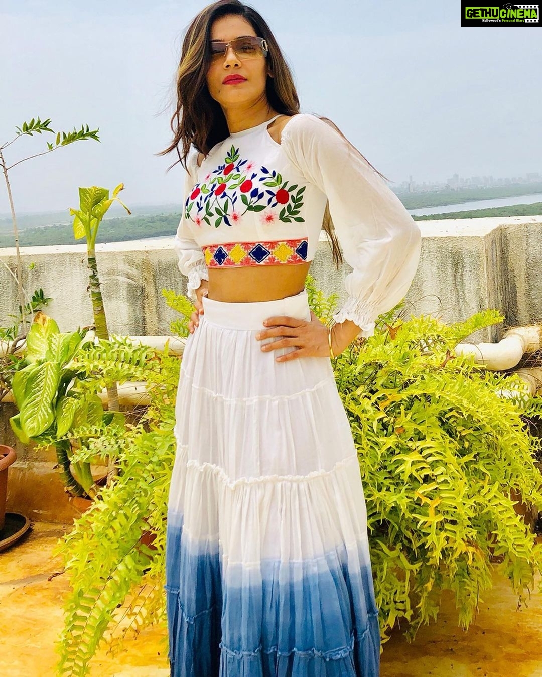 Payal Rohatgi Instagram - आज फिर से में आपके साथ ख़बर share करना चाहती हु जो हमें मिली हमारे office के number पे।बहुत सारे मुज़्लिम अभिनेता और अभिनेत्री ने हिन्दु नाम रखकर Bollywood में अपना career शुरू किया है। सबसे मशहूर नाम है #DilipKumar साहेब का जो #YusufKhan नाम रखते है real ज़िंदगी में। Jonny Walker, Madhubala, MeenaKumari, Villian Ajit यह सब नाम थे मुस्लिम लोगों के जिन्होंने नाम बदला बॉलीवुड में काम करने के लिए परंतु धर्म नहीं। सब से ज़्यादा आश्चर्य वाली बात है कि #JohnAbraham एक मुस्लिम है जिनका असली नाम #FarhanIbrahim है 🙏 ७० साल से यह actors अपनी identity छुपा रहे थे परंतु अब मामला बदल गया है क्यूँकि आज khan नाम रखना गर्व कि बात लगती है लोगों को। जो फ़िल्मों में hero मुज़्लिम हो और heroine हिन्दु उसे कहा जाता है कि funding आसानी से मिल जाती है। Anubhav Sinha जैसे directors को भी funding ऐसे ही मिलती है जो hinduphobic फ़िल्मे और झूठी फ़िल्म जैसे Article 15 बनाते है।कुछ लेखक जैसे Javed Akhtar जो hinduphobic हैं वो ज़्यादातर हिंदी फ़िल्म लिखते हैं जहाँ काफ़ी characters जैसे ईमानदार मुस्लिम और पाखंडी ब्राह्मण ऐसे किरदार आप काफ़ी समय से देखते आ रहे हैं। स्वागत है नए बॉलीवुड में जहाँ आप यह सच को देख सकते हैं 🙏 #payalrohatgi