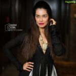 Payal Rohatgi Instagram - आज हम बात कर रहें है Pakistani नागरिक Veena Malik की Social Media बात चित जो Indian नागरिक Sania Mirza के साथ हुई Twitter पे। India/Pakistan के cricket match के बाद शायद Sania Mirza अपने बच्चे के साथ कोई Sheesha Lounge में गयी और इसके ऊपर Veena Malik ने कॉमेंट किया जो एक सही बात थी। एक sheesha जगह में लोग sheesha पी रहे होते हैं जो छोटे बच्चे के लिए हानिकारक होता है परंतु इस पर Sania ने personal attack किया कि Veena को अपने बच्चों के बारे में सोचना चाहिए जो बड़े होकर उसकी Magazine की photos देखके react करेंगे ? Veena मेरी Best Friend नहीं है परंतु Sania का reaction twitter पे ग़लत था और मुझे काफ़ी unethical लगा।ऐसी statements Sania आज की Bollywood actress Sunny Leone के ऊपर नहीं कर सकती जब की सब को उसका अतीत पता है। यह दिखता है Sania का दोगलापण 🙏 साथ में Sania कहती हैं कीं लोग frustrated होते इसलिए वो दूसरे लोगों को target करते हैं twitter पे दिखता है यह लोग की सोच कितनी baised है क्यूँकि जब इनको इस्तेमाल करना होता है twitter को अपने फ़ाईदे के लिए तो ज़ोर से publicity करते हैं कोई भी topic के ऊपर परंतु जब tables बदल जाते हैं तब victim बनते हैं। Twitter एक public platform है और सब को हक़ है किसिको भी address करने का rules को मानते हुए।