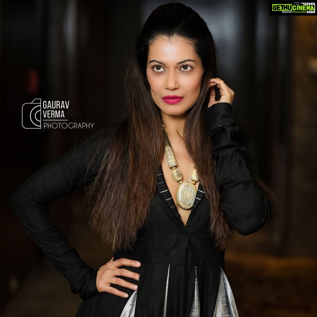 Payal Rohatgi Instagram - आज हम बात कर रहें है Pakistani नागरिक Veena Malik की Social Media बात चित जो Indian नागरिक Sania Mirza के साथ हुई Twitter पे। India/Pakistan के cricket match के बाद शायद Sania Mirza अपने बच्चे के साथ कोई Sheesha Lounge में गयी और इसके ऊपर Veena Malik ने कॉमेंट किया जो एक सही बात थी। एक sheesha जगह में लोग sheesha पी रहे होते हैं जो छोटे बच्चे के लिए हानिकारक होता है परंतु इस पर Sania ने personal attack किया कि Veena को अपने बच्चों के बारे में सोचना चाहिए जो बड़े होकर उसकी Magazine की photos देखके react करेंगे ? Veena मेरी Best Friend नहीं है परंतु Sania का reaction twitter पे ग़लत था और मुझे काफ़ी unethical लगा।ऐसी statements Sania आज की Bollywood actress Sunny Leone के ऊपर नहीं कर सकती जब की सब को उसका अतीत पता है। यह दिखता है Sania का दोगलापण 🙏 साथ में Sania कहती हैं कीं लोग frustrated होते इसलिए वो दूसरे लोगों को target करते हैं twitter पे दिखता है यह लोग की सोच कितनी baised है क्यूँकि जब इनको इस्तेमाल करना होता है twitter को अपने फ़ाईदे के लिए तो ज़ोर से publicity करते हैं कोई भी topic के ऊपर परंतु जब tables बदल जाते हैं तब victim बनते हैं। Twitter एक public platform है और सब को हक़ है किसिको भी address करने का rules को मानते हुए।