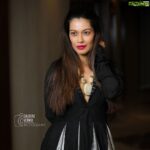 Payal Rohatgi Instagram - आज हम बात कर रहें है Pakistani नागरिक Veena Malik की Social Media बात चित जो Indian नागरिक Sania Mirza के साथ हुई Twitter पे। India/Pakistan के cricket match के बाद शायद Sania Mirza अपने बच्चे के साथ कोई Sheesha Lounge में गयी और इसके ऊपर Veena Malik ने कॉमेंट किया जो एक सही बात थी। एक sheesha जगह में लोग sheesha पी रहे होते हैं जो छोटे बच्चे के लिए हानिकारक होता है परंतु इस पर Sania ने personal attack किया कि Veena को अपने बच्चों के बारे में सोचना चाहिए जो बड़े होकर उसकी Magazine की photos देखके react करेंगे ? Veena मेरी Best Friend नहीं है परंतु Sania का reaction twitter पे ग़लत था और मुझे काफ़ी unethical लगा।ऐसी statements Sania आज की Bollywood actress Sunny Leone के ऊपर नहीं कर सकती जब की सब को उसका अतीत पता है। यह दिखता है Sania का दोगलापण 🙏 साथ में Sania कहती हैं कीं लोग frustrated होते इसलिए वो दूसरे लोगों को target करते हैं twitter पे दिखता है यह लोग की सोच कितनी baised है क्यूँकि जब इनको इस्तेमाल करना होता है twitter को अपने फ़ाईदे के लिए तो ज़ोर से publicity करते हैं कोई भी topic के ऊपर परंतु जब tables बदल जाते हैं तब victim बनते हैं। Twitter एक public platform है और सब को हक़ है किसिको भी address करने का rules को मानते हुए।