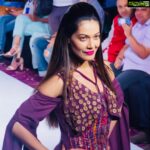 Payal Rohatgi Instagram - कोई भी भारतीय भारत के संविधान के ऊपर नहीं।आप सब ने video देखा होगा कि एक सरदारजी #kirpan लेकर Delhi Police के साथ लड़ रहा है और दिल्ली police वाले डंडे से उसे रोकने की कोशिश कर रहे है। मेरा मानना है कि अगर सरदार जी की ग़लती थी या नहीं थी परंतु उसे एक नागरिक के तहित police पे हाथ उठाने का कोई हक़ नहीं। कोई #AkaliDal करके political party के नेता #ManjinderSSirsa जो मेरे #Sati के statement को समझे बिना मुझे बेवक़ूफ़ कह रहे थे वो अब इस tempo driver #SarabjitSingh को गुरुद्वारा ले जाके राजनीति कर रहे हैं। सरदार की ग़लती थी की वो #Kirpan policeवालों पे निकाल रहा था। Sikh लोग #kirpan इसलिए रखते थे क्यूँकि मुग़ल invaders हिन्दु लड़कियों के ऊपर गंदी नज़र रखते थे और उनकी रक्षा के लिए उन्होंने ने #kirpan रखना शुरू किया। मगर कुछ गद्दे जैसे #AshokSwain जो Hinduism के ख़िलाफ़ हैं और Hindu आतंक की नक़ली कहानी बेचना चाहते हैं उन्होंने यह situation का फयदा उठाने की कोशिश की है। हिन्दु और sikh एक ही कोम से हैं और Delhi Police अपनी duty कर रही थी बजी वो एक Hindutva Gang थी 🙏 #ManjinderSirsa जैसे लोग और #AshokSwain जैसे लोग दोनो ख़तरनाक है भारत की unity के लिए क्यूँकि एक Delhi police को hindutva gang बताता है और बाक़ी कोम के लोगों को उत्तेजित करता है और दूसरा सिखों को समझाने के बजाए उनको और भाड़का रहा है। #payalrohatgi Crowne Plaza New Delhi Rohini