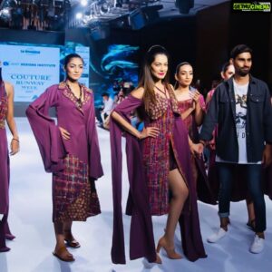 Payal Rohatgi Instagram - कोई भी भारतीय भारत के संविधान के ऊपर नहीं।आप सब ने video देखा होगा कि एक सरदारजी #kirpan लेकर Delhi Police के साथ लड़ रहा है और दिल्ली police वाले डंडे से उसे रोकने की कोशिश कर रहे है। मेरा मानना है कि अगर सरदार जी की ग़लती थी या नहीं थी परंतु उसे एक नागरिक के तहित police पे हाथ उठाने का कोई हक़ नहीं। कोई #AkaliDal करके political party के नेता #ManjinderSSirsa जो मेरे #Sati के statement को समझे बिना मुझे बेवक़ूफ़ कह रहे थे वो अब इस tempo driver #SarabjitSingh को गुरुद्वारा ले जाके राजनीति कर रहे हैं। सरदार की ग़लती थी की वो #Kirpan policeवालों पे निकाल रहा था। Sikh लोग #kirpan इसलिए रखते थे क्यूँकि मुग़ल invaders हिन्दु लड़कियों के ऊपर गंदी नज़र रखते थे और उनकी रक्षा के लिए उन्होंने ने #kirpan रखना शुरू किया। मगर कुछ गद्दे जैसे #AshokSwain जो Hinduism के ख़िलाफ़ हैं और Hindu आतंक की नक़ली कहानी बेचना चाहते हैं उन्होंने यह situation का फयदा उठाने की कोशिश की है। हिन्दु और sikh एक ही कोम से हैं और Delhi Police अपनी duty कर रही थी बजी वो एक Hindutva Gang थी 🙏 #ManjinderSirsa जैसे लोग और #AshokSwain जैसे लोग दोनो ख़तरनाक है भारत की unity के लिए क्यूँकि एक Delhi police को hindutva gang बताता है और बाक़ी कोम के लोगों को उत्तेजित करता है और दूसरा सिखों को समझाने के बजाए उनको और भाड़का रहा है। #payalrohatgi Crowne Plaza New Delhi Rohini
