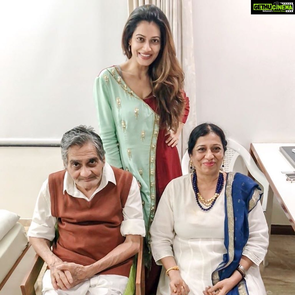 Payal Rohatgi Instagram - Happy birthday to MY Father. We have a crazy relationship with each other but love conquers all. 💖 God bless U always. #PayalRohatgi #ShashankRohatgi #HappyFathersDay2019 is my Fathers Birthday 🙏