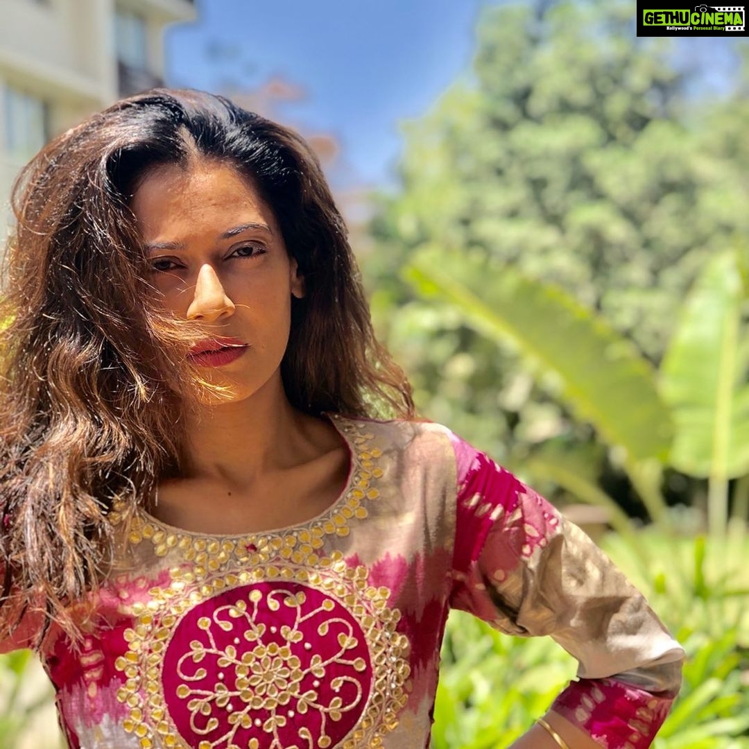 Payal Rohatgi Instagram - यहाँ पर हम बात करते हैं कि दुनिया में चार प्रकार के लोग होते हैं और यह जो चार प्रकार के लोग होते हैं वो सनातन धर्म के चार varna मैं समा जाते हैं। #BrahminVarna : यह लोग ज़िन्दगी की हर मुश्किल अपने दिमाग़ से सुलझाते हैं। वो होते हैं professors, scientists, saints, जैसे लोग। यह लोग सिर्फ़ knowledge के भूखे होते है। जैसे Chanakya, Ramanujan, Einstein, etc #KshtriyaVarna : यह लोग ज़िन्दगी की हर मुश्किल अपनी शक्ति से सुलझाते है इसलिए अपने शरीर पे काम करते हैं। यह एक शक्तिशाली organisation का हिस्सा होते हैं या फिर राजनीति से भी जुड़े हो सकते हैं। इनके उदाहरण Trump, Chandragupta, Pandava, Hitler, Napolean, etc #VaishyaVarna : यह वर्ग के लोग लेन-देन में अपनी ज़िन्दगी का रहस्य छुपाए रखते हैं और पैसों से अधिक प्यार रखते हैं। यह पैसों द्वारा बुद्धिविज लोग और शक्तिशाली लोगों को अपने अनुसार चलाने की कोशिश भी करते हैं। जैसे Ambani, Tata, Birla, etc #ShudraVarna : यह वर्ग के लोग अपनी ज़िन्दगी गुज़ारते हैं दूसरों की सेवा करके और यह करने में उनको पैसे मिलते हैं तो भी ठीक होता हैं उनके लिए और कुछ लोग मुफ़्त में भी सेवा करते हैं। जैसे Mother Teresa, Sister Nivedita etc अब #LawofKarma का मतलब सबकुछ जो हम consciously, subconsciously और unconsciously करते हैं। जब हम मर जाते हैं तो यह सब एक seed में समा जाता है और यह seed of karma हमारी अगली ज़िंदगी का blueprint बनता है जिसे हम #Sanchita भी कह सकते हैं। एक Atma जिसमें कोई ख़ास Sanchita हो वो फिर से जनम ले रही हो तब वो उस कोख की तलाश में होती है जो उसकी इन Sanchita से मिलती जुलती हो। इसलिए इस ख़ास system द्वारा Atma एक सही घर अपने लिए चुनती है।और इसी तरह अगर एक soul ने बार बार एक ही varna में जनम लिया तो फिर वो उस Varna के सारे संस्कार में माहिर हो जाता है। और इस वजह से पहले समय साधु कहते थे की पति और पत्नी एक varna के हो तो उनका बच्चा वो varna के संस्कारो में माहिर हो जाता है। परंतु कभी atma दूसरे varna में भी जनम ले सकती है कोई कारण वर्ष। जैसे अगर आप एक किसान के घर पैदा हुई तो ज़रूरी नहीं आप Shudra Varna के हैं क्यूँकि शायद आपके पिताजी ने खेती का काम कोई मजबूरी से लिया भी हो सकता है। कुछ बार कुछ लोग एक दूसरे से मिलने के लिए कुछ अलग varna में पैदा भी होते हैं। जैसे हमने अपने roots से नाता तोड़ा हम अधर्म की तरफ़ जाने लगे और Varna system को भूल कर उसे Caste System बना दिया 🙏