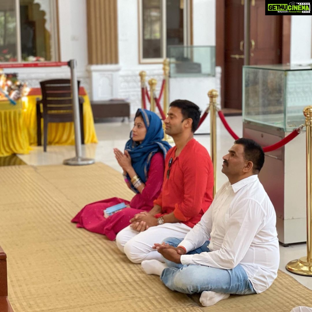 Payal Rohatgi Instagram - आज हरे कृष्ण मंदिर अहमदाबाद मे श्री श्री राधा माधव का आशीर्वाद लिया। साथ ही गौ माता की सेवा करके वहाँ के वरिष्ट संतों के साथ श्रीमद्भगवद गीता पर चर्चा की। #payalrohatgi #sangramsinghwrestler Sri Radha Madhav Mandir Bhadaj