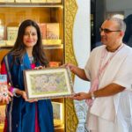 Payal Rohatgi Instagram - आज हरे कृष्ण मंदिर अहमदाबाद मे श्री श्री राधा माधव का आशीर्वाद लिया। साथ ही गौ माता की सेवा करके वहाँ के वरिष्ट संतों के साथ श्रीमद्भगवद गीता पर चर्चा की। #payalrohatgi #sangramsinghwrestler Sri Radha Madhav Mandir Bhadaj