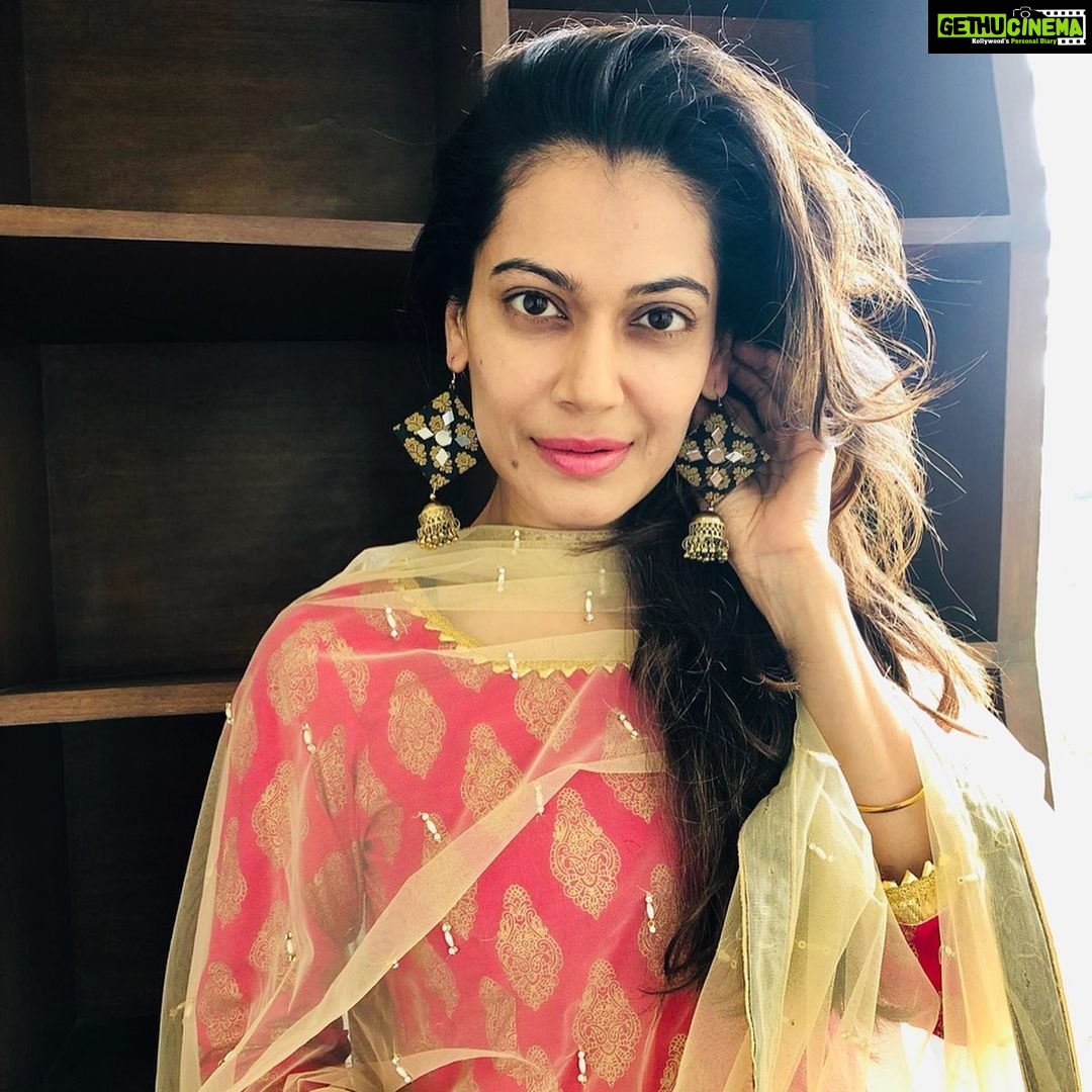 Payal Rohatgi Instagram - #गोडसे के समर्थन मात्र से तुम हिन्दू डर रहे हो वो अपने बच्चों का नाम भी गर्व से #तैमूर(लुटेरे) के रख रहे हैं #ExitPoll2019 #Godse #दुर्भाग्य #MondayMotivation #JeetegaToModiHi #PayalRohatgi