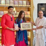 Payal Rohatgi Instagram - आज हरे कृष्ण मंदिर अहमदाबाद मे श्री श्री राधा माधव का आशीर्वाद लिया। साथ ही गौ माता की सेवा करके वहाँ के वरिष्ट संतों के साथ श्रीमद्भगवद गीता पर चर्चा की। #payalrohatgi #sangramsinghwrestler Sri Radha Madhav Mandir Bhadaj