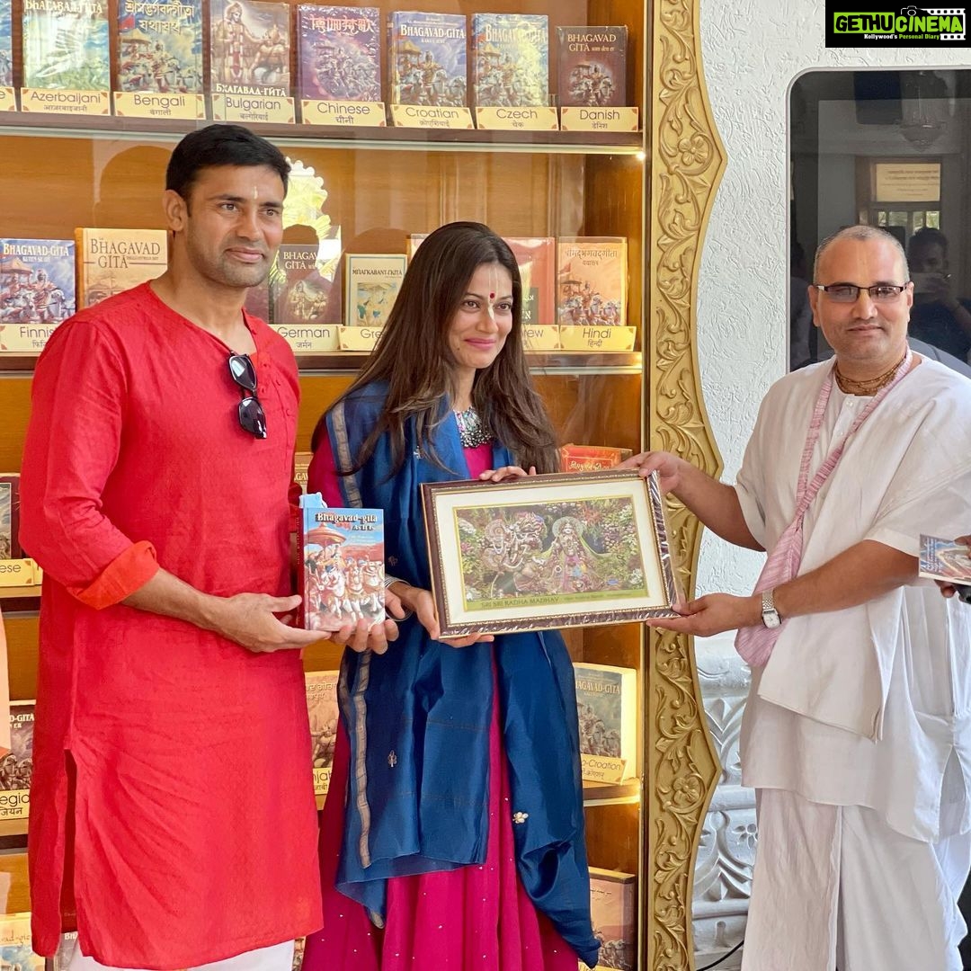 Payal Rohatgi Instagram - आज हरे कृष्ण मंदिर अहमदाबाद मे श्री श्री राधा माधव का आशीर्वाद लिया। साथ ही गौ माता की सेवा करके वहाँ के वरिष्ट संतों के साथ श्रीमद्भगवद गीता पर चर्चा की। #payalrohatgi #sangramsinghwrestler Sri Radha Madhav Mandir Bhadaj