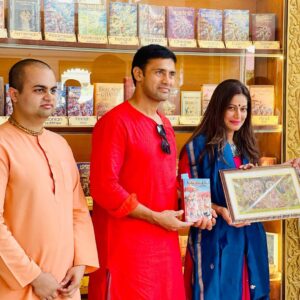 Payal Rohatgi Instagram - आज हरे कृष्ण मंदिर अहमदाबाद मे श्री श्री राधा माधव का आशीर्वाद लिया। साथ ही गौ माता की सेवा करके वहाँ के वरिष्ट संतों के साथ श्रीमद्भगवद गीता पर चर्चा की। #payalrohatgi #sangramsinghwrestler Sri Radha Madhav Mandir Bhadaj