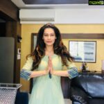 Payal Rohatgi Instagram - यह सिर तो अब अपनी मर्ज़ी से ही झुकेगा, आज से जिसकी जितनी औक़ात उसे उतना ही मिलेगा 🙏. भारत की #मुस्लिमबहनो को हक़ है भारत के संविधान के अनुसार वो सबका जो भारत की बाक़ी धर्म की औरतों का है। आपको आपके शादी में सम्मान मिले उसके लिए #TripleTalaqBill भारत में pass होना ज़रूरी है मगर कुछ नेता आपके यह हक़ में टाँग लगा रहे हैं और यह नेता सत्ता में नहीं आए उसके लिए आपको एक सही आदमी को अपना प्रधानमंत्री बनाना है। आपके धर्म के अंदर #Halala और #Hijab है जो शायद आपको अच्छा नहीं लगता होगा मगर आवाज़ उठाने के लिए आप डरते होगे तो वो डर को निकालने के लिए Narendra Modi जी को vote दीजीये जो सही तौर से आपका भला चाहता है। आपके पूर्वाजो ने आपकी भलाई के लिए भारत में रहना choose किया तो फिर आप भी अपनी बच्चों की भलाई के लिए भारत को Islamic बनाने से बचाइए। आप नहीं चाहेंगे की भारत का संविधान Sharia law का ग़ुलाम बन जाए। जिस political party ने ७० साल से आपकी इज़्ज़त की लड़ाई नहीं लड़ी वो आगे कभी नहीं लड़ने वाली। वो सिर्फ़ आपके धर्म के अंदर पुरुषों को हक़ दे रही है आपको एक वस्तु की तरह treat करने का। आप एक object नहीं है, आप भारत की शक्तिशाली औरत है और आपके पास हक़ है vote करने का। #VoteForModi और अपने धर्म से #TripleTalaq निकालिए और कंधे से कंधा मिलाकर चलिए बाक़ी भारतियों के साथ। जय श्री राम 🙏 #payalrohatgi