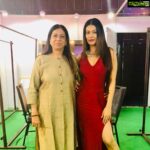 Payal Rohatgi Instagram - माँ अपने बच्चों की सुरक्षा करती है। माँ निस्वार्थता से अपने बच्चों को प्यार करती है।माँ तुम्हें इस विश्व में लाती है।उस को नमन🙏 भारतमाता जो सब भारतीय को शरण देती है उस देश को हमारा नमन 🙏 जैसे अपनी माँ की इज़्ज़त करते हो वैसे अपने देश की इज़्ज़त करो #MothersDay  #BharatMataKiJai