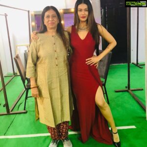 Payal Rohatgi Instagram - माँ अपने बच्चों की सुरक्षा करती है। माँ निस्वार्थता से अपने बच्चों को प्यार करती है।माँ तुम्हें इस विश्व में लाती है।उस को नमन🙏 भारतमाता जो सब भारतीय को शरण देती है उस देश को हमारा नमन 🙏 जैसे अपनी माँ की इज़्ज़त करते हो वैसे अपने देश की इज़्ज़त करो #MothersDay  #BharatMataKiJai