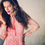 Payal Rohatgi Instagram - #RamadanMubarak or #RamzanMubarak whatever U call it but the fact is it has Ram in it. Bhagwan Ram is there in the festival of Muslims. This shows we need 2 be mature to let people be as they want 2 be without using any force. But Burqa needs 2 be banned 4 national security🙏 As a #ProudHindu I am OK with saying Ramzan Mubarak as I am secure with my religious beliefs. Unlike few Jihadis who can’t even say #OM during an Art of Living meditation class 🤣in Femina Miss India. Who is a communal bigot full of hatred living of Hindustan? G..... Khan 🙏 #payalrohatgi