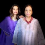 Payal Rohatgi Instagram - हम सब को पता चला “conscious possession” के बारे में जब Aryan Khan को गिरफ़्तार किया NCB ने और NCB के वकील ने बोला कि Aryan को गिरफ़्तार इसलिए किया क्योंकि उन्हें पता था कि उनके दोस्त के जूते में drugs है। To watch the video : https://youtu.be/bCMQtbRFjCU #payalrohatgi “Conscious Support” के बारे में हमें तब पता चला जब Pakistan की जीत पर भारतीय मुसलमानों ने पटाखे फोड़े और आज मैं आपके साथ बातचीत करना चाहती हूँ “Conscious Business” के ऊपर। आप सबने एक video देखा होगा जहाँ पे मेरे पिताजी कह रहे है कि कैसे उन्होंने हाल में ही Raymond की Shirt ख़रीदी जिसमें Made in China लिखा था pricetag के ऊपर। Raymond भारत से जुड़ी हुई company है 1925 से उसका संबंध Bharat ke साथ है और cotton और linen जो Bharat की पहचान है उसका इस्तेमाल Raymond नहीं करता था परंतु China के raw materials का इस्तेमाल करता है। अब इस पर मैं इतना कहना चाहूँगी कि profit margin अच्छा होगा इसलिए भारत के raw materials नहीं बल्कि China के इस्तेमाल करना Raymond पसंद करता होगा। अब केंद्र सरकार ने TikTok जैसी चीन की application को ban करवाया क्यूँकि भारत और चीन के सम्बंध सही है परंतु उसके बावजूद भारत का प्रसिद्ध brand चीन के प्रदार्थ का इस्तेमाल करना पसंद करता है। उसे कहते हैं “conscious business’ जो मुझे ग़लत लगा। एक celebrity या consumer तो विभिन्न देशों के products का इस्तेमाल करता है परंतु एक भारतीय company जो भारत के raw materials का इस्तेमाल कर सकती है अपने प्रदार्थ बनाने के लिए वो जान बूचकर क्यूँ चीन के raw materials का इस्तेमाल करती है ???? यह सोच समझना ज़रूरी है 🙏